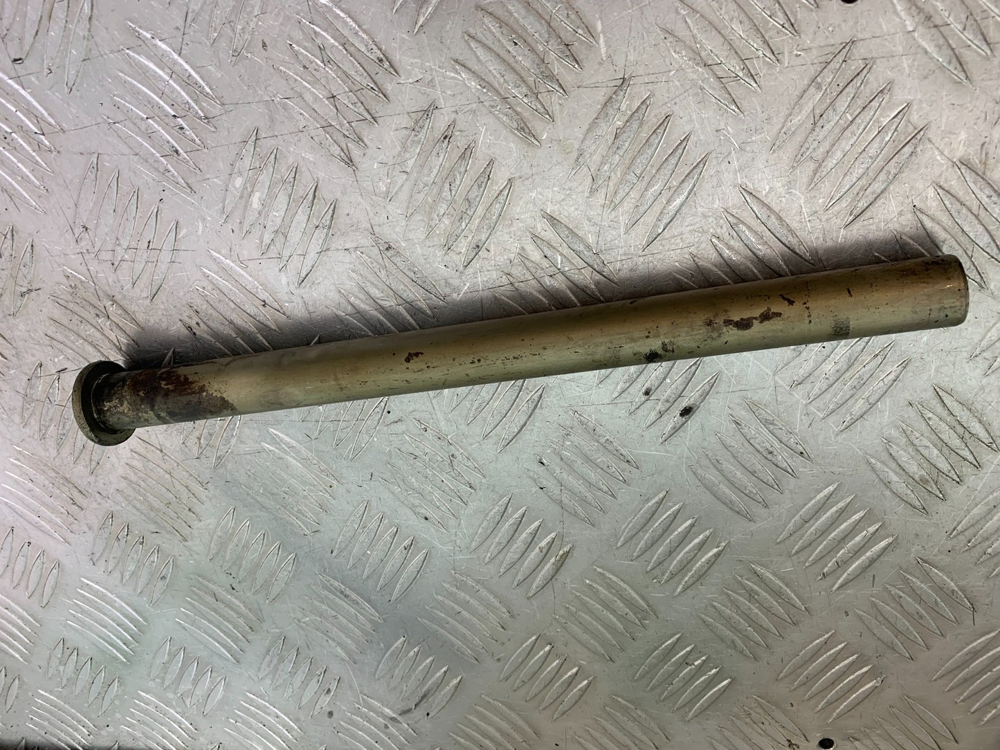 TRIUMPH 1050 SPRINT ST SWINGARM SPINDLE  2003-2011 (CMB1285)