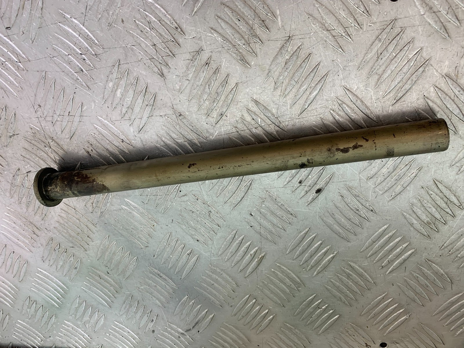 TRIUMPH 1050 SPRINT ST SWINGARM SPINDLE  2003-2011 (CMB1285)