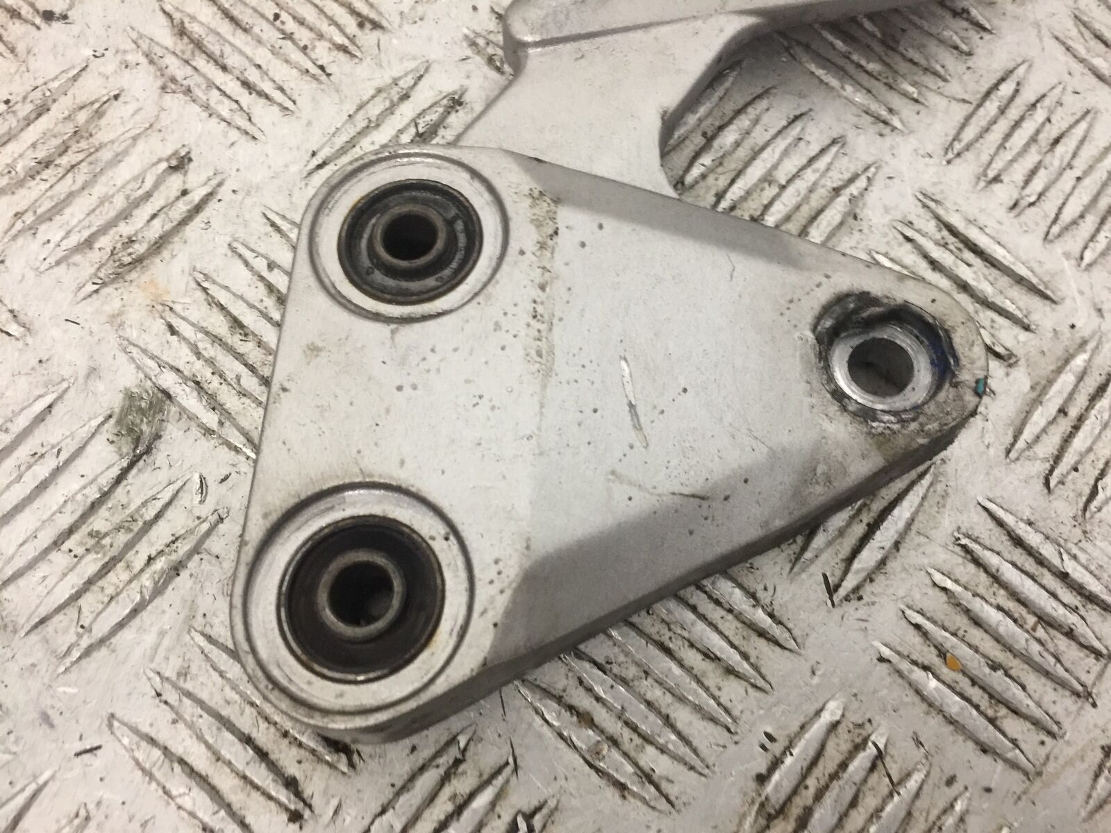 YAMAHA FZ1-N FRONT LEFT HANGER YEAR 2006-2012  (STOCK 787)