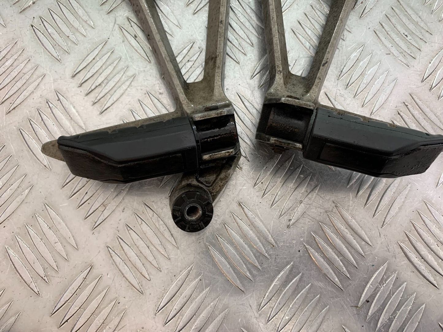 HONDA CBR500R CBR 500 R REAR HANGERS AND PEGS  YEAR 2012-16 (CMB1048)