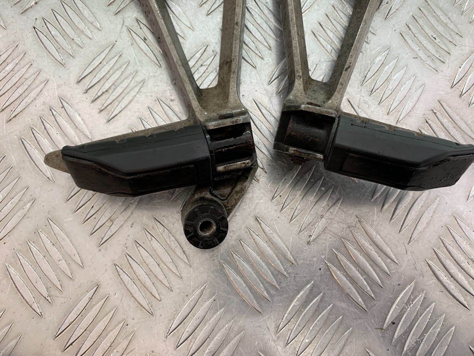 HONDA CBR500R CBR 500 R REAR HANGERS AND PEGS  YEAR 2012-16 (CMB1048)