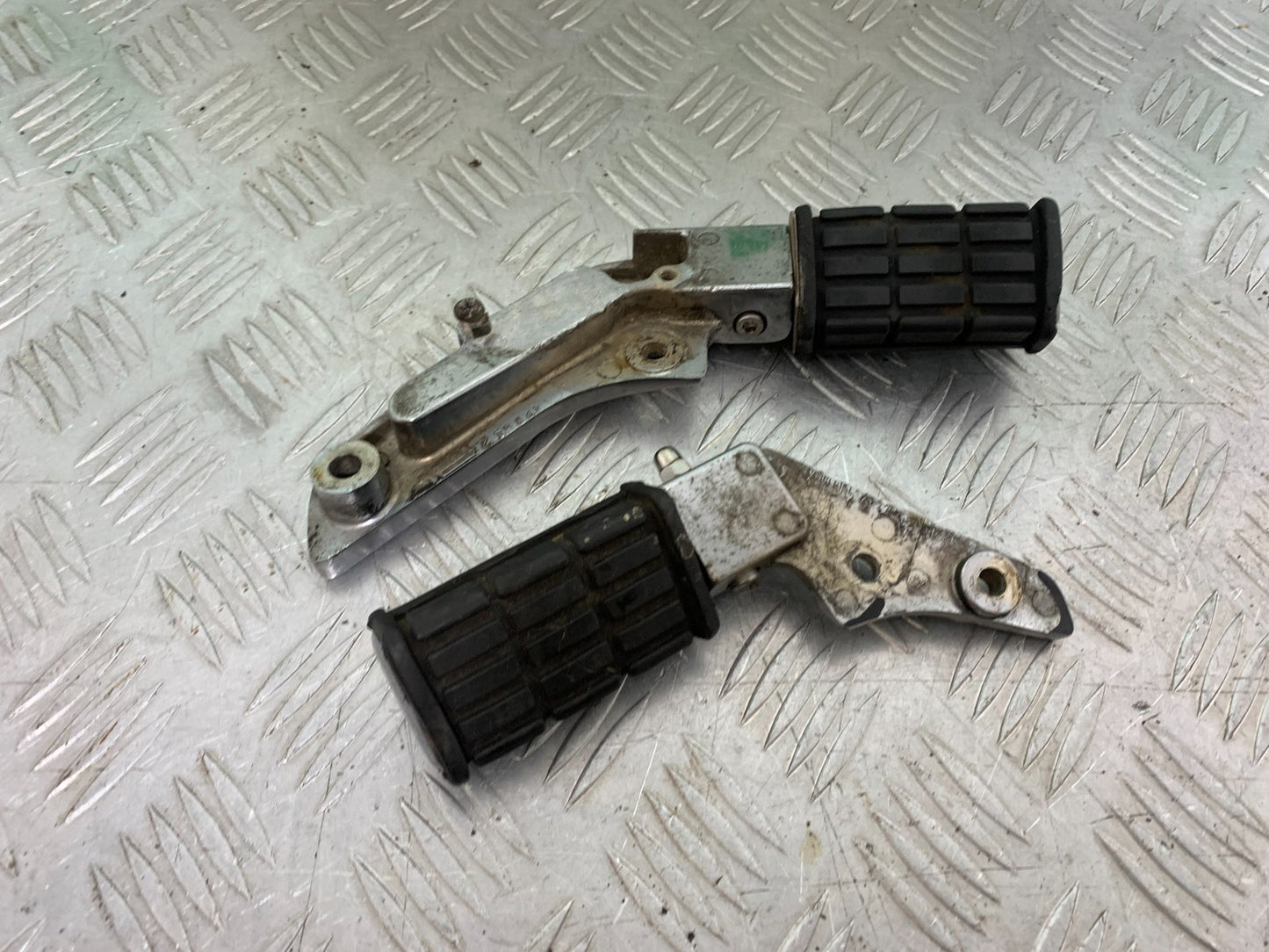 YAMAHA XV1100 XV 1100 VIRAGO REAR HANGERS AND PEGS  1990-1999 (CMB1190)