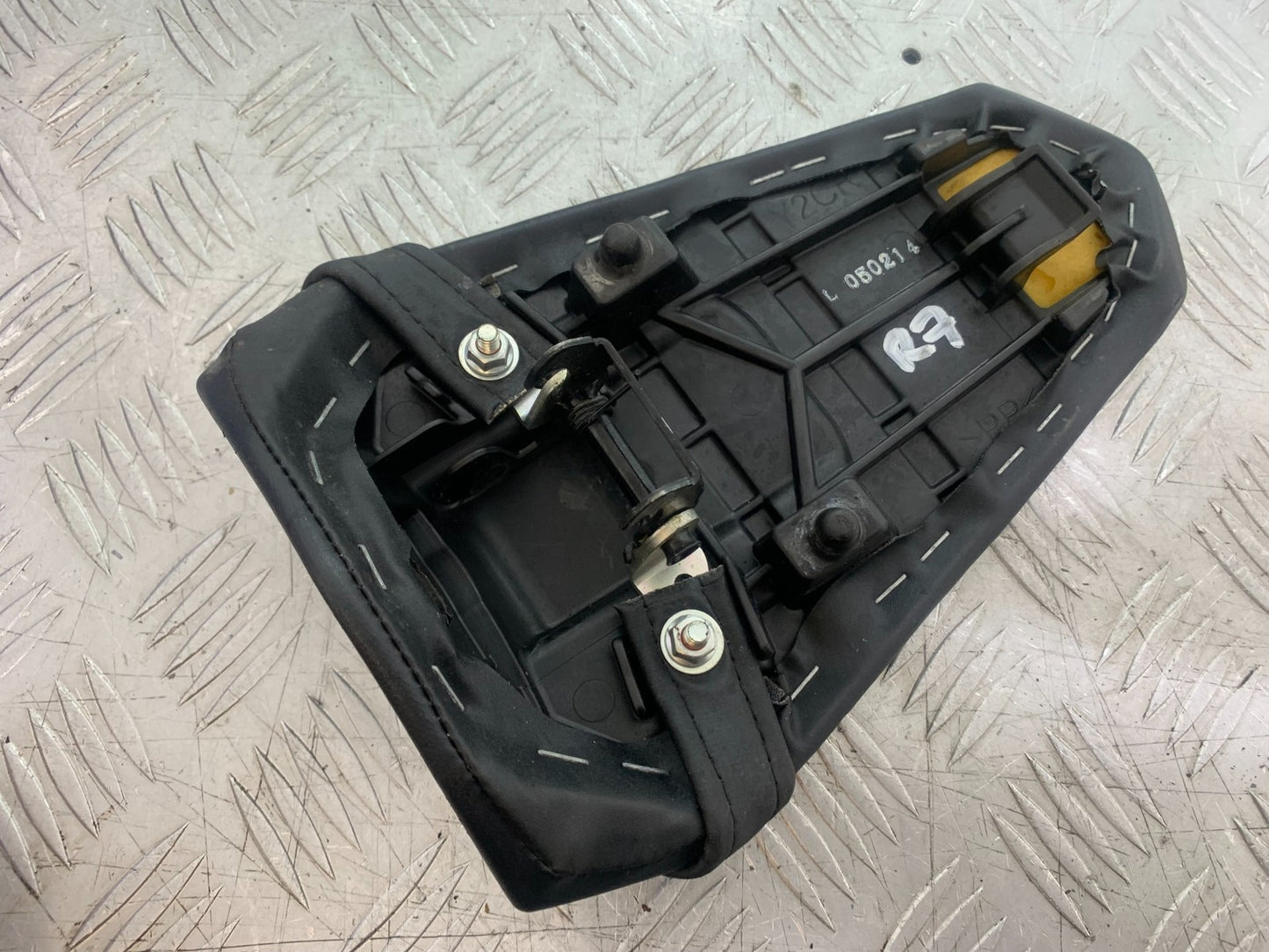 YAMAHA YZF R7 REAR SEAT  YEAR 2022-2025 (CMB1255)