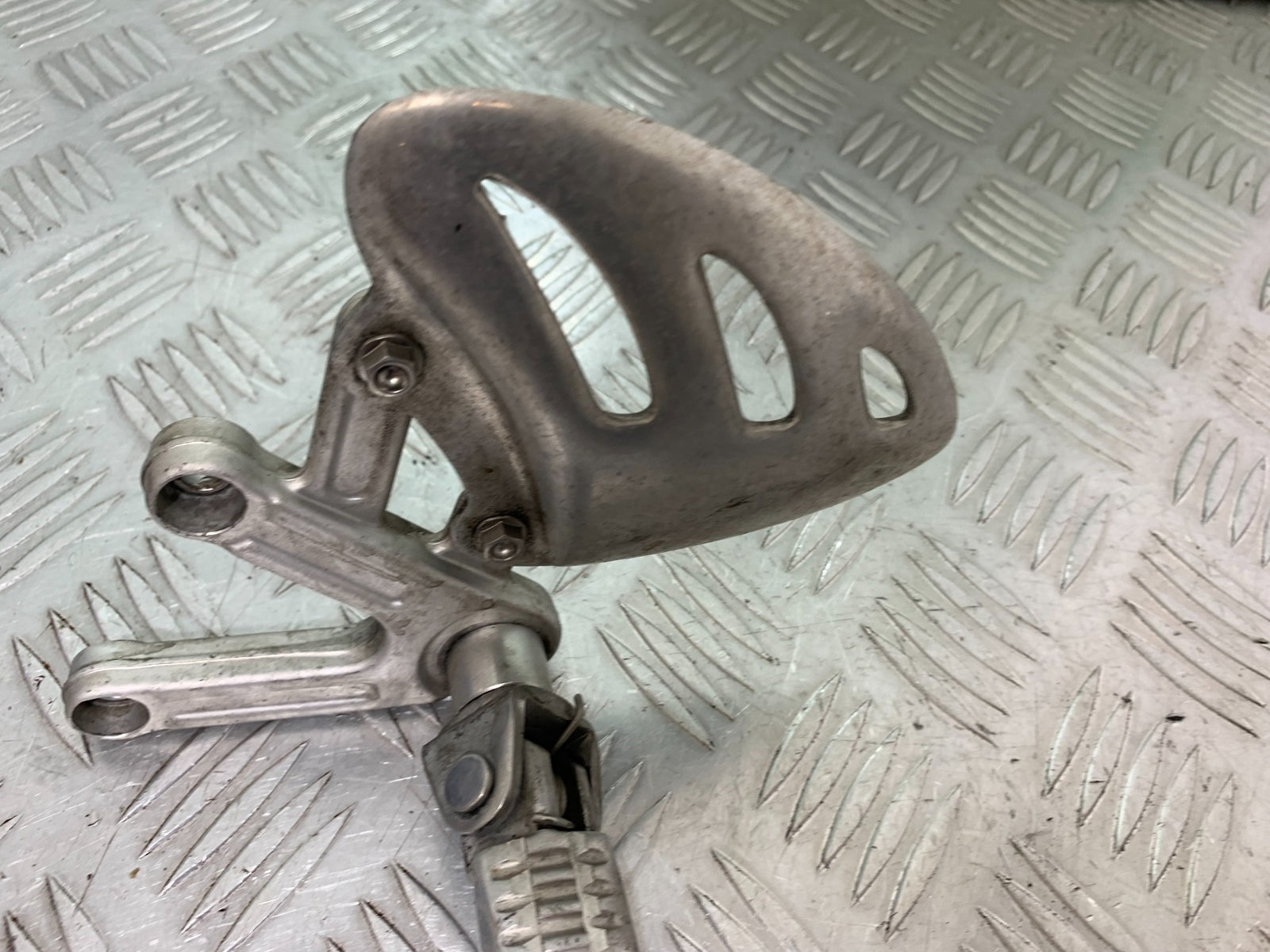TRIUMPH T509 SPEED TRIPLE FRONT LEFT HANGER  YEAR 1997-1998 (CMB1144)