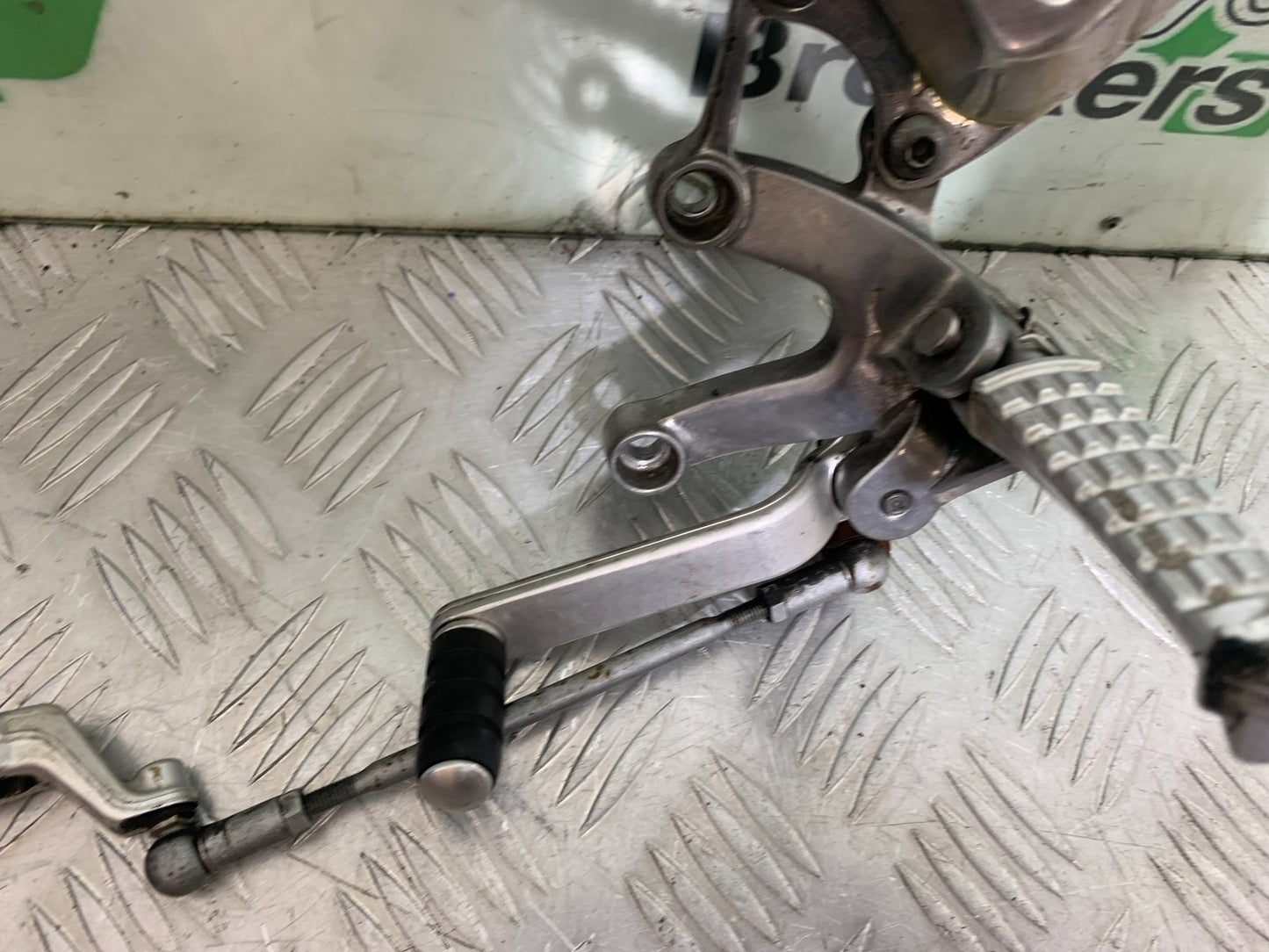 TRIUMPH SPEED TRIPLE R 1050 FRONT LEFT HANGER COMPLETE   2009 (CMB1183)