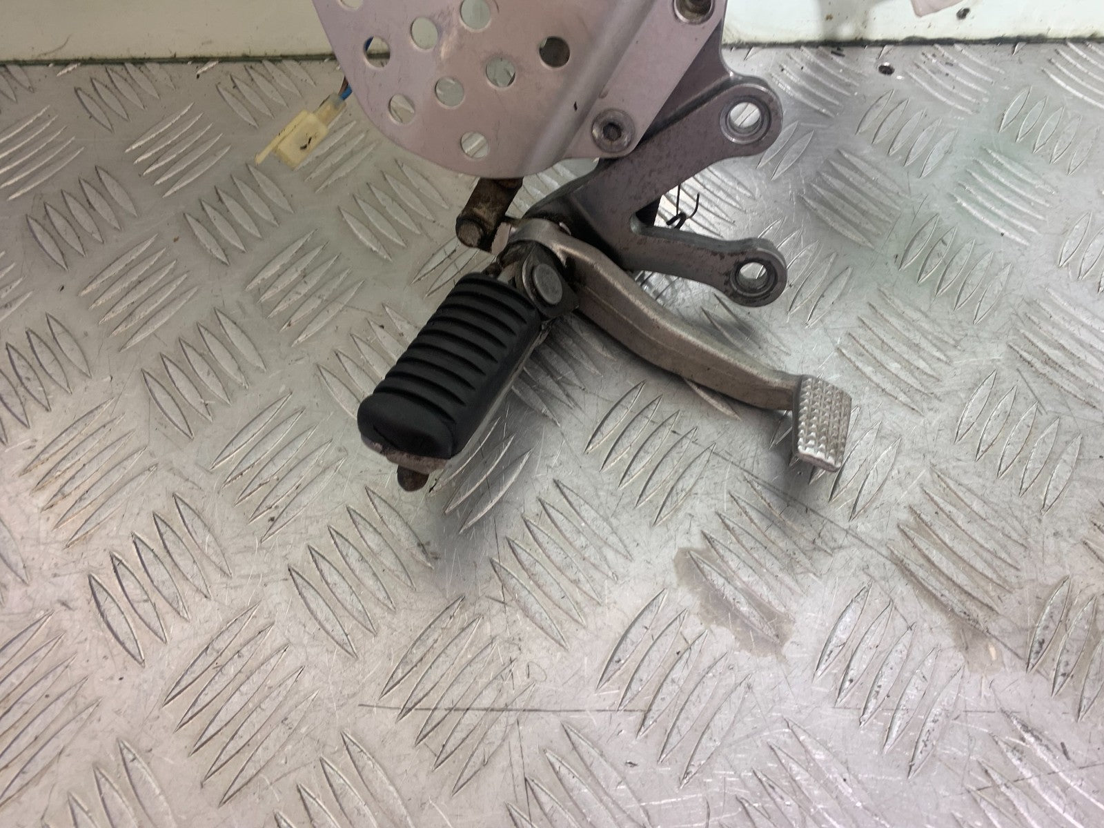 KAWASAKI ZX9R ZX9 E1 FRONT RIGHT HANGER YEAR 2000-01 (CMB1171)