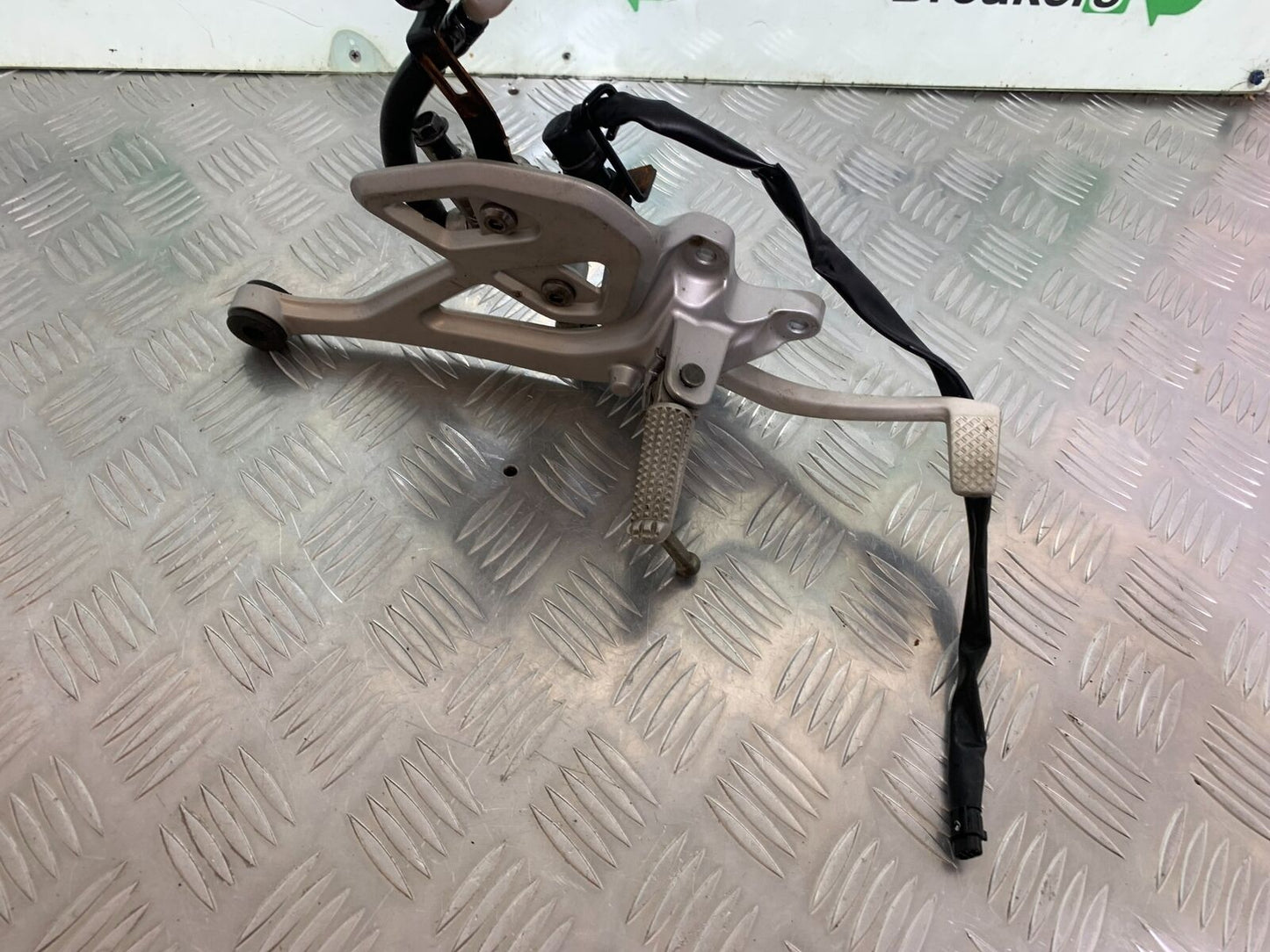 YAMAHA MT 125 MT125 FRONT RIGHT HANGER  YEAR 2021-2024 ABS (CMB1010)