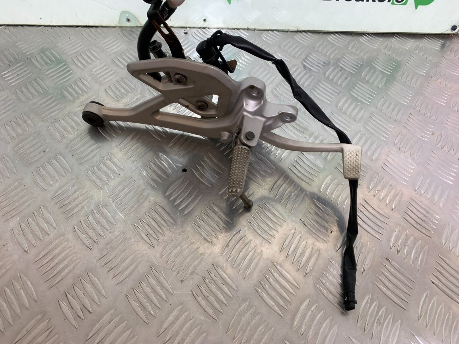 YAMAHA MT 125 MT125 FRONT RIGHT HANGER  YEAR 2021-2024 ABS (CMB1010)
