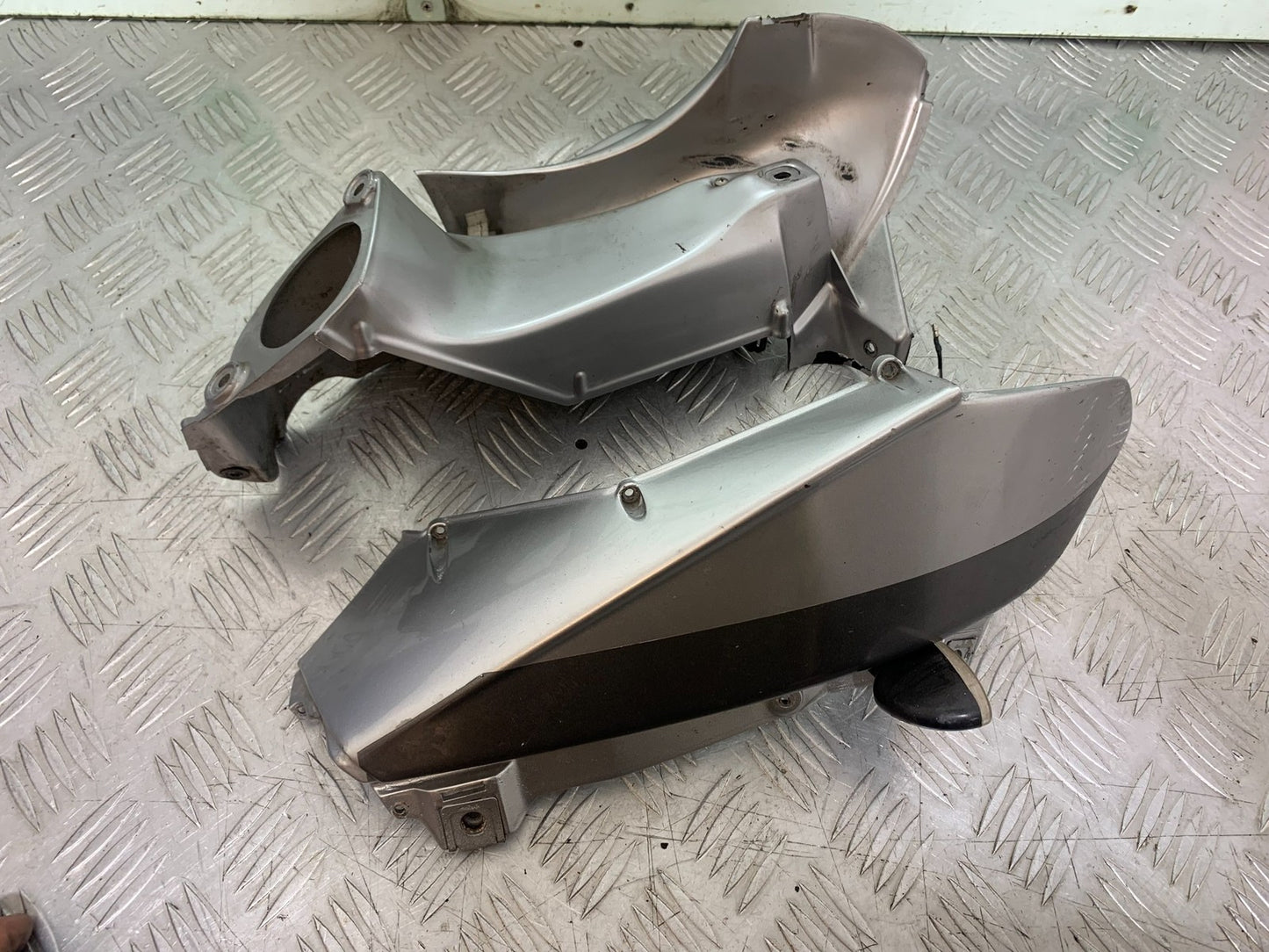 APRILIA RSV1000 RSV 1000 MILLE RIGHT AIR TUBE   1998- 2003 (CMB1184)