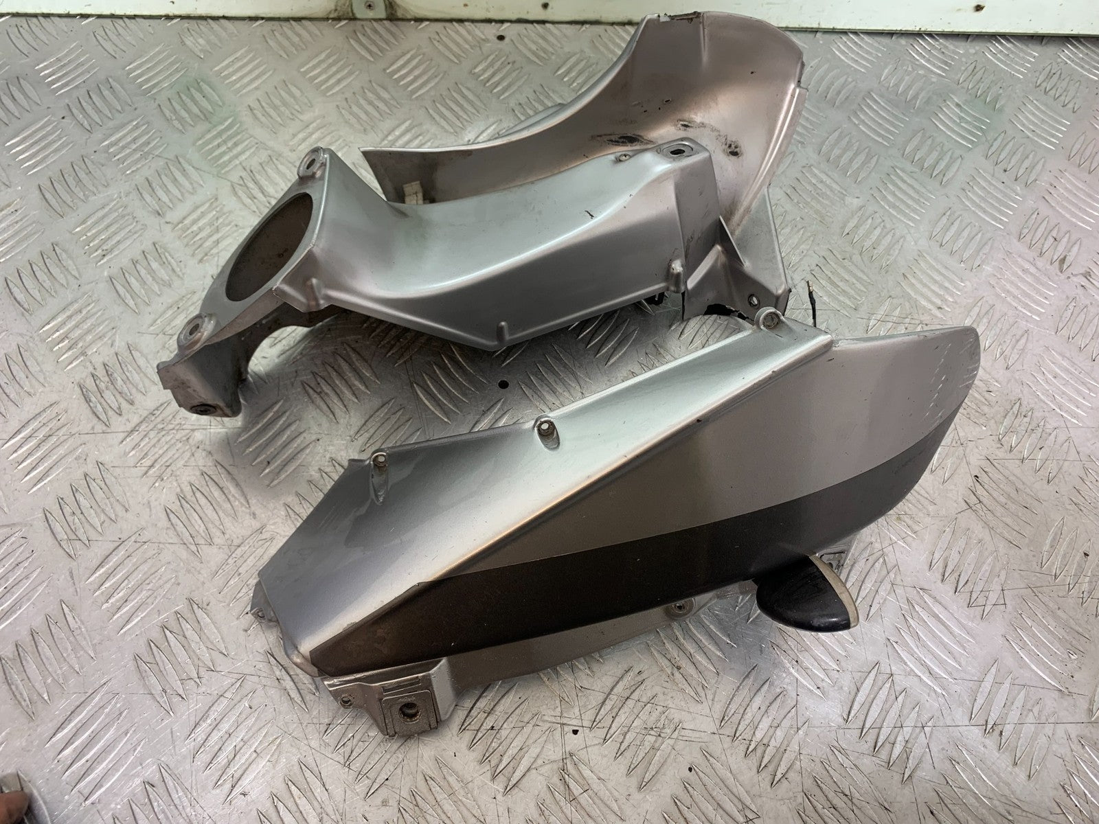 APRILIA RSV1000 RSV 1000 MILLE RIGHT AIR TUBE   1998- 2003 (CMB1184)