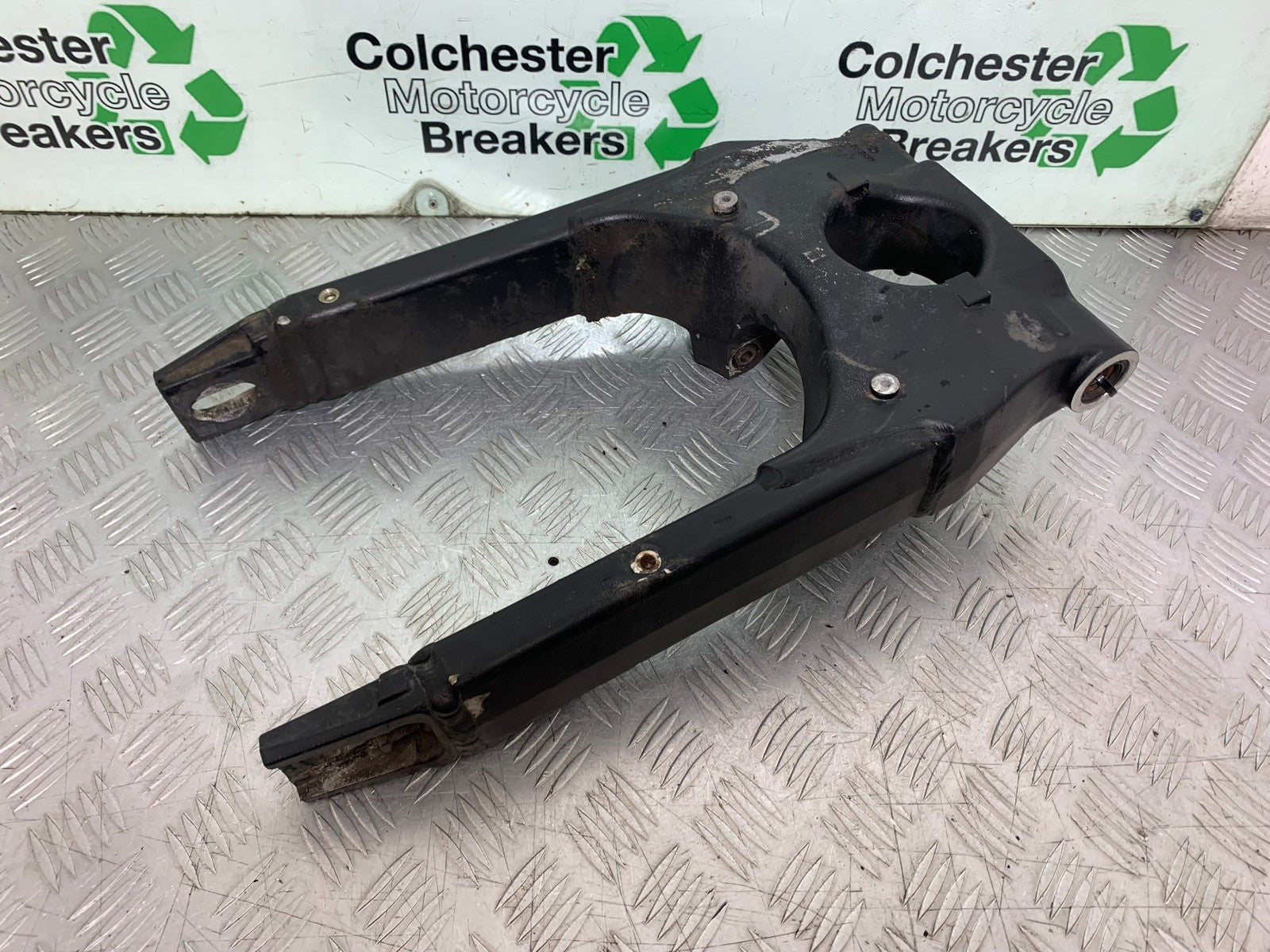 TRIUMPH 955i DAYTONA SWINGARM   YEAR 2002-2006 (CMB1229)