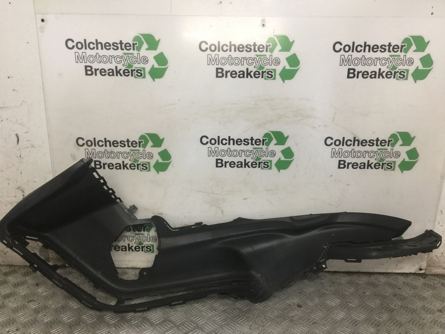SUZUKI 650 BURGMAN LEFT FOOTBOARD  YEAR 2014-2018 (STOCK 769)