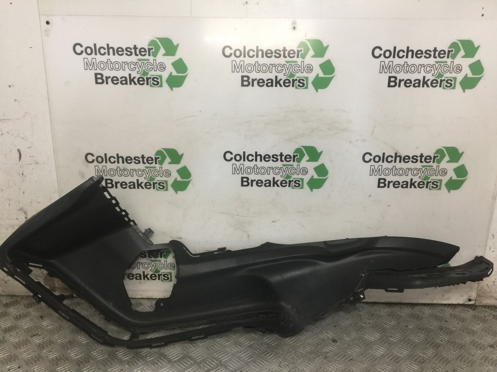 SUZUKI 650 BURGMAN LEFT FOOTBOARD  YEAR 2014-2018 (STOCK 769)