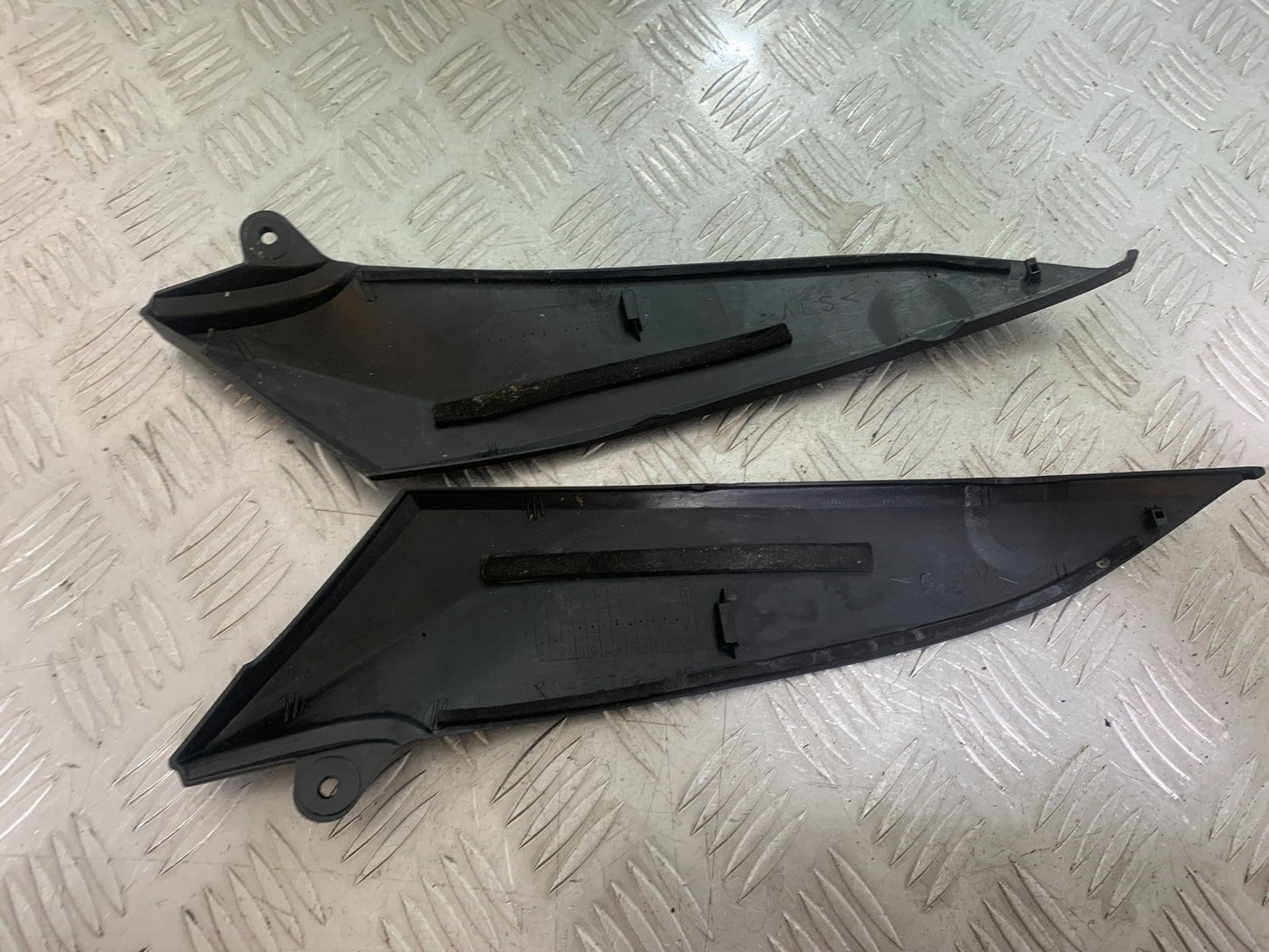 YAMAHA YZF R1 LEFT AND RIGHT LOWER TANK PANELS  YEAR 2004-2006 (CMB1155)
