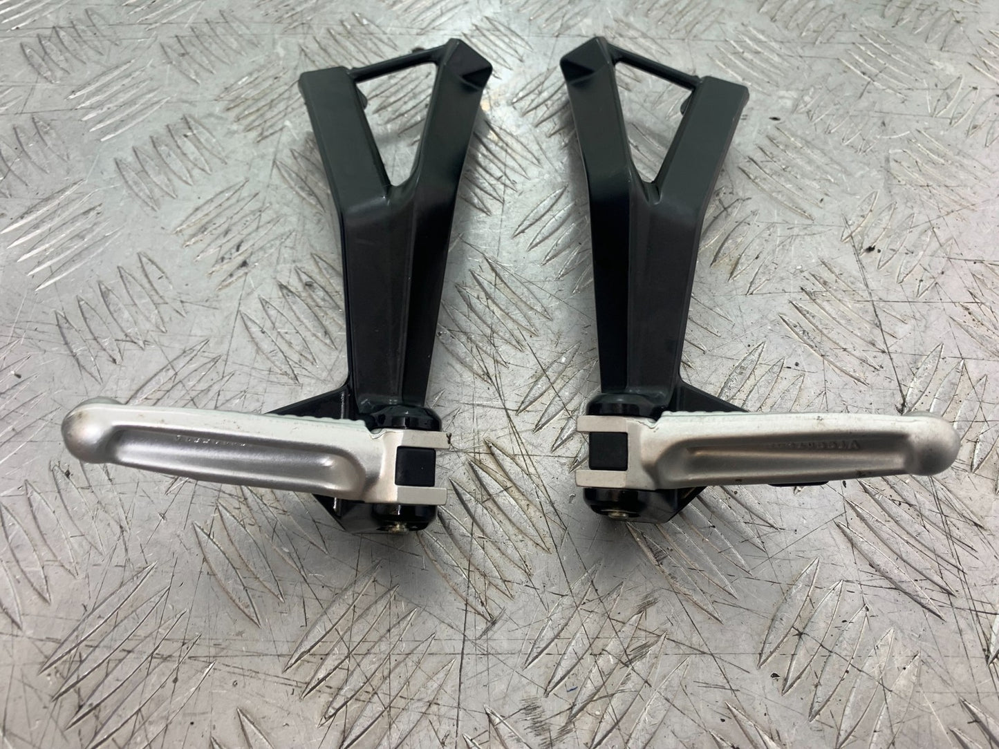 DUCATI 1198 S REAR HANGERS AND PEGS  YEAR 2009-2011 (CMB1219)