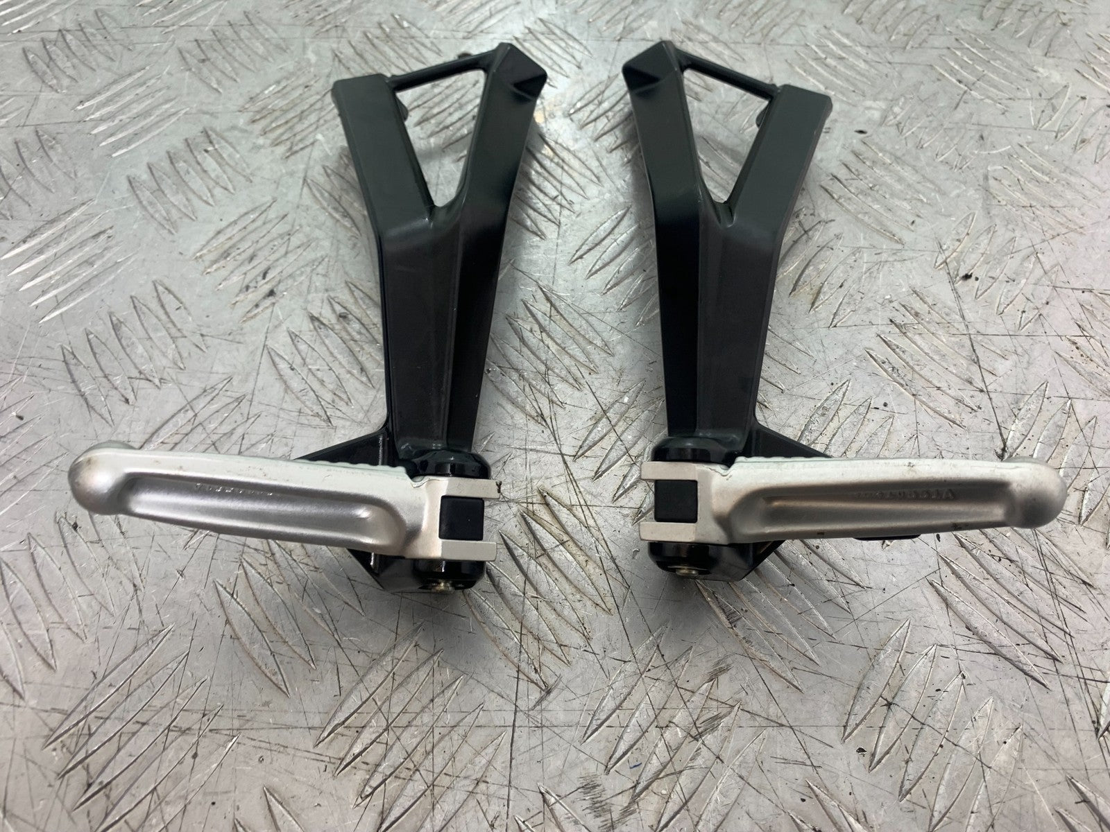 DUCATI 1198 S REAR HANGERS AND PEGS  YEAR 2009-2011 (CMB1219)