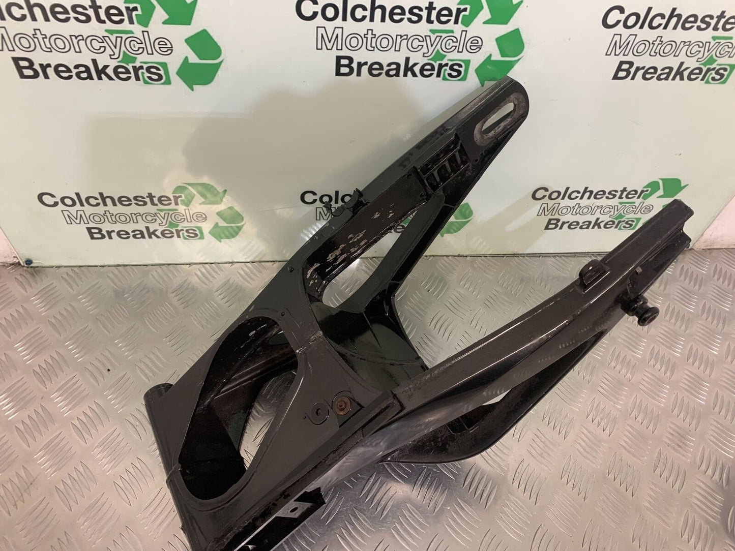 YAMAHA YZF R1 5VY SWINGARM  YEAR 2004-2006 (STOCK 953)
