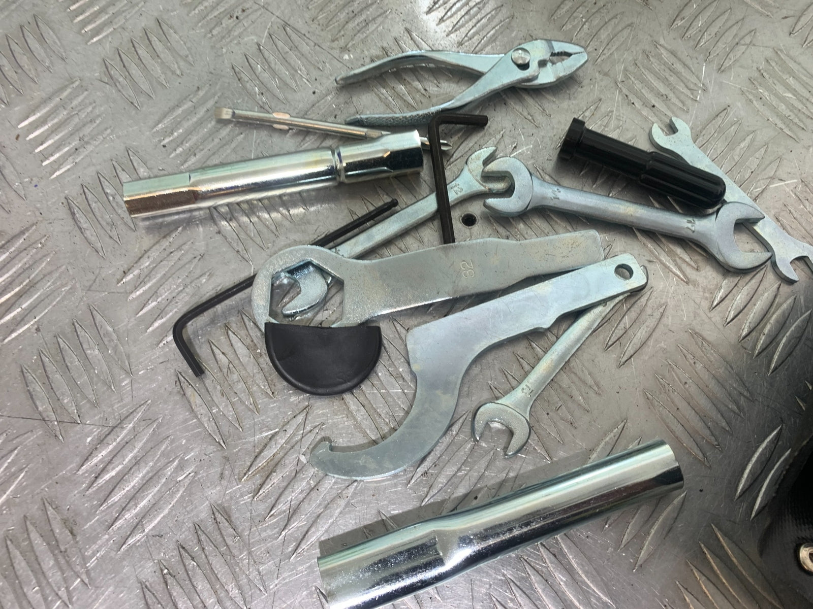 YAMAHA YZF R1 TOOL KIT  YEAR 2004-2006 (CMB1155)