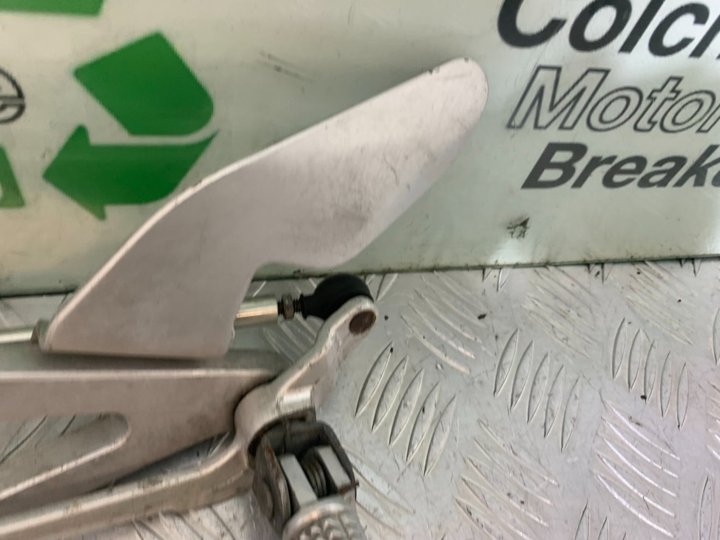YAMAHA YZF R1 4XV FRONT LEFT HANGER YEAR 1998-99 (CMB1291)
