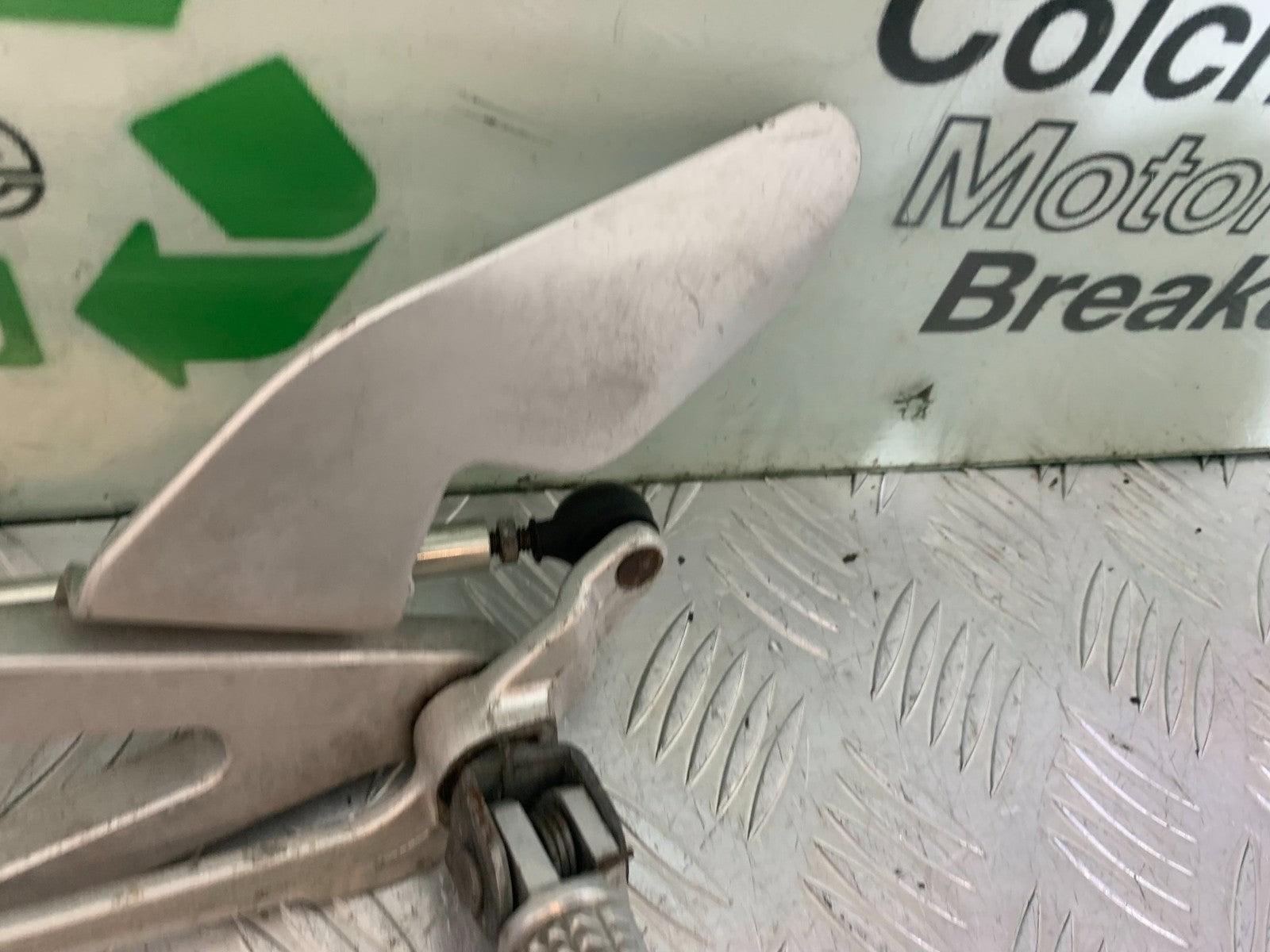 YAMAHA YZF R1 4XV FRONT LEFT HANGER YEAR 1998-99 (CMB1291)