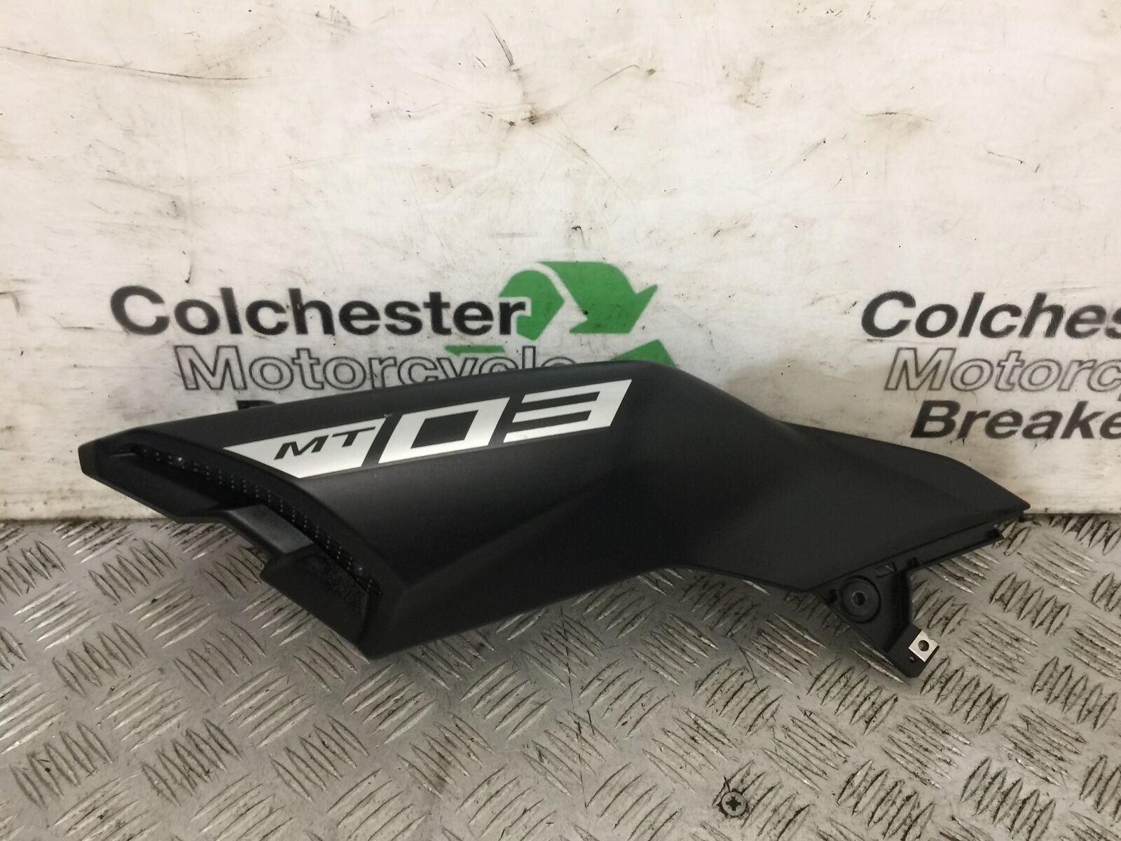 YAMAHA MT03 LEFT TANK COWL   YEAR 2018  (STOCK 801)