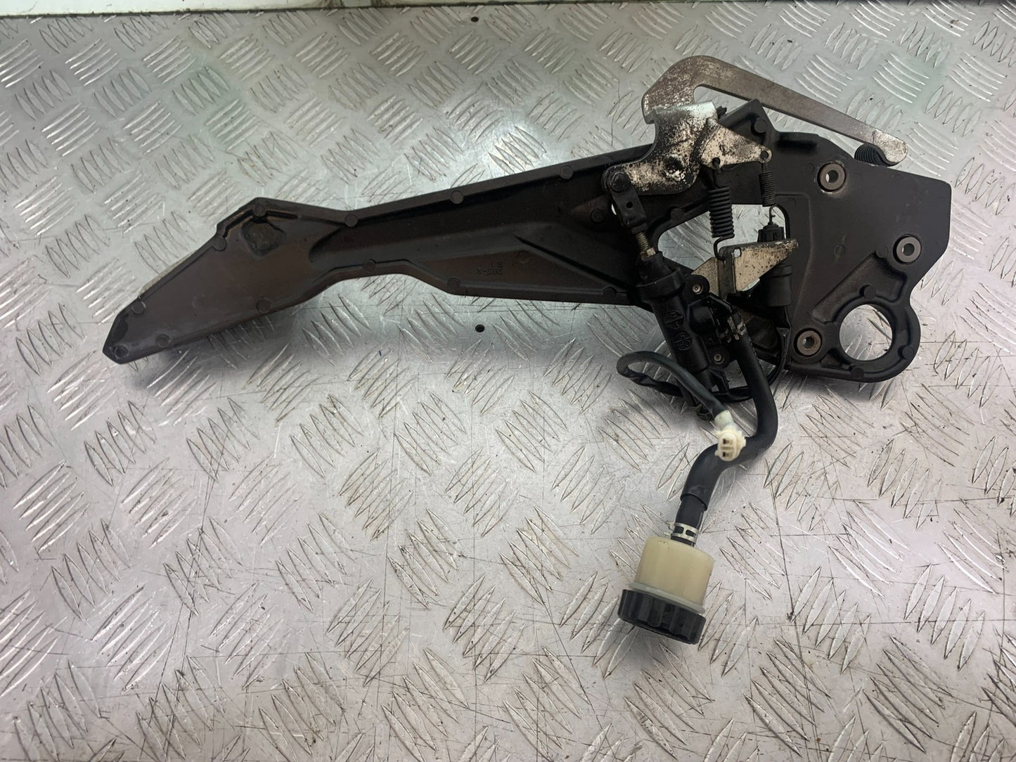 YAMAHA XJ6 XJ6-S FRONT RIGHT HANGER  YEAR 2009-2015  (CMB1212)
