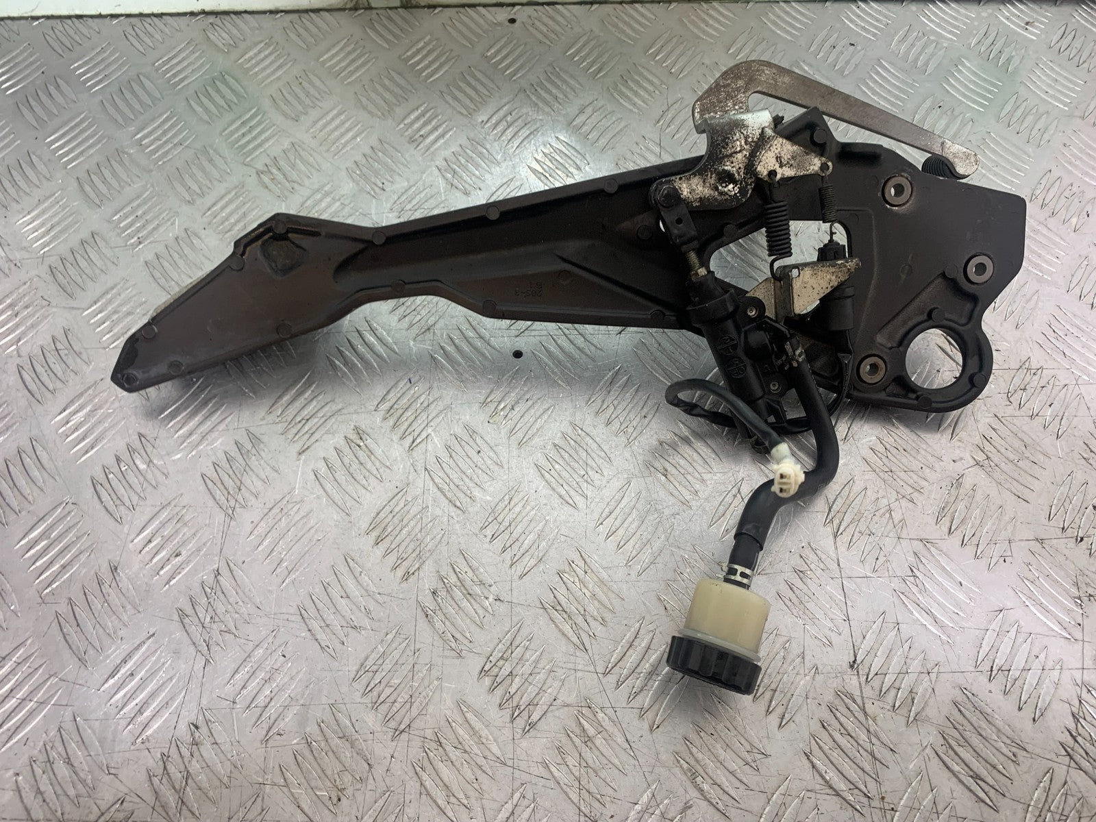 YAMAHA XJ6 XJ6-S FRONT RIGHT HANGER  YEAR 2009-2015  (CMB1212)