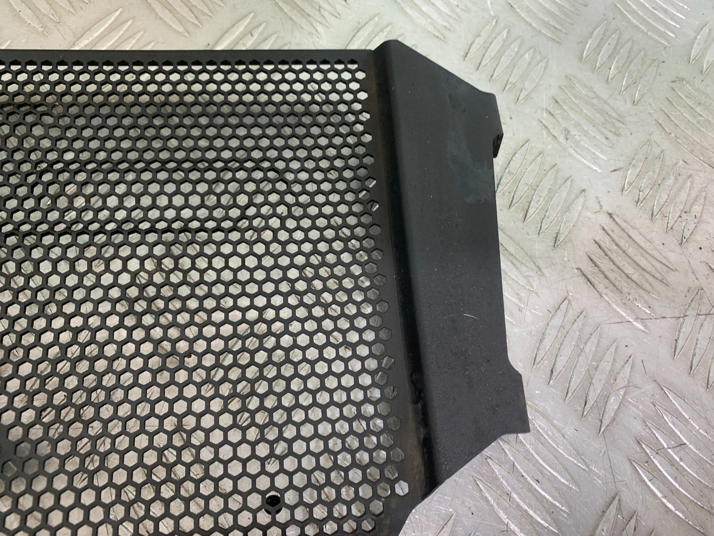 TRIUMPH SPEED TRIPLE R 1050 RADIATOR GRILL   2009 (CMB1183)