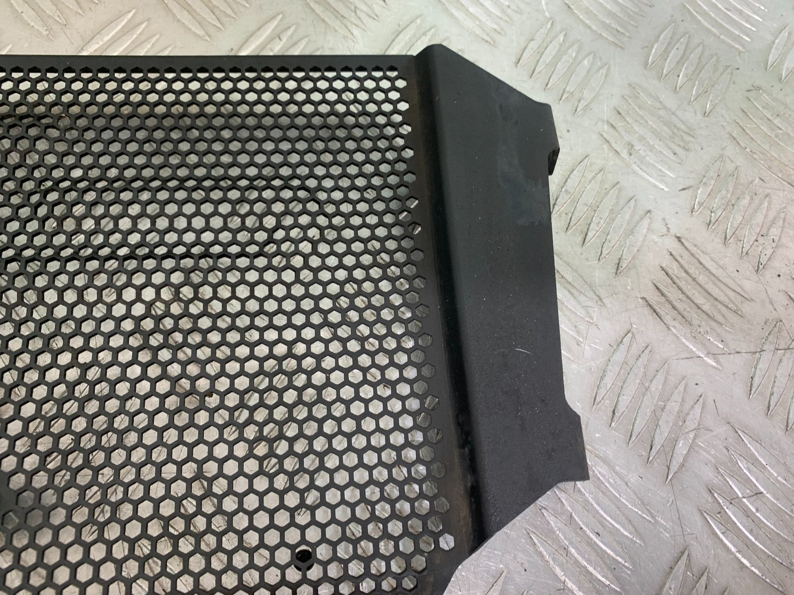 TRIUMPH SPEED TRIPLE R 1050 RADIATOR GRILL   2009 (CMB1183)