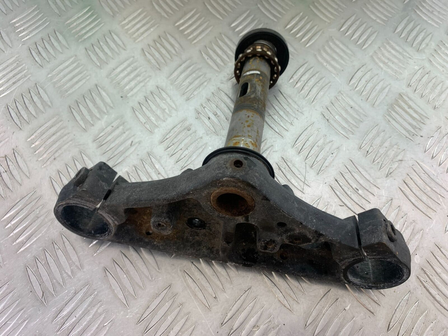 SUZUKI INTRUDER VL800 C800 BOTTOM YOKE   YEAR 2012-16 (CMB1039)