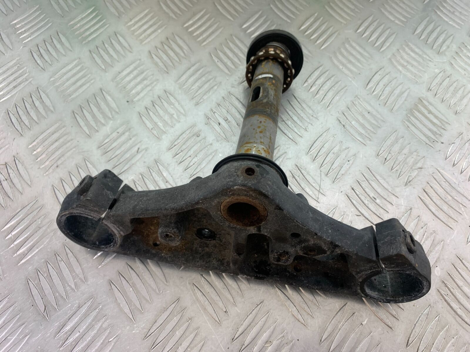SUZUKI INTRUDER VL800 C800 BOTTOM YOKE   YEAR 2012-16 (CMB1039)