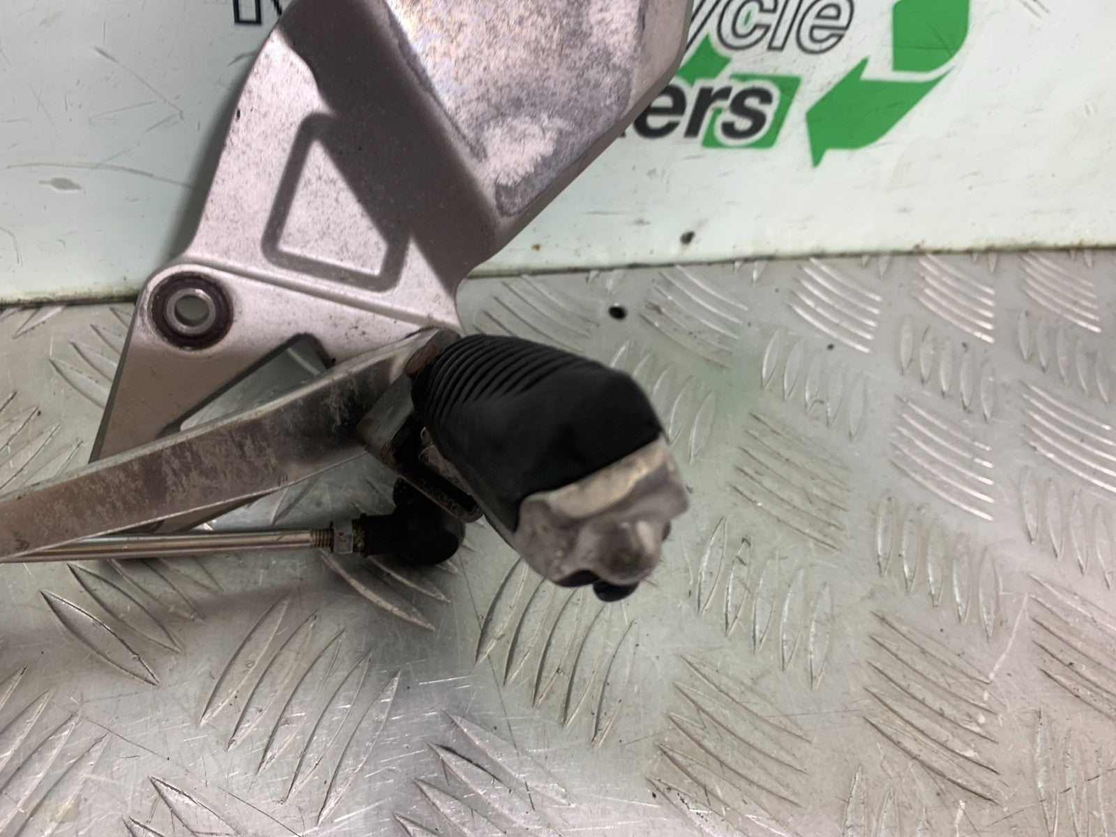 SUZUKI RF900 RF 900 FRONT LEFT HANGER YEAR 1994-1999 CMB1326