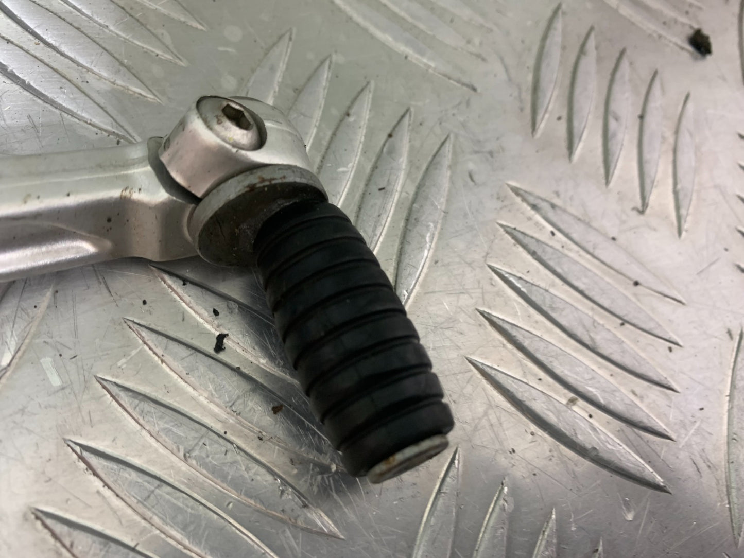 APRILIA TUONO 1000 V4R FRONT RIGHT HANGER PEG PEDAL YEAR 2011-13  (CMB1331)