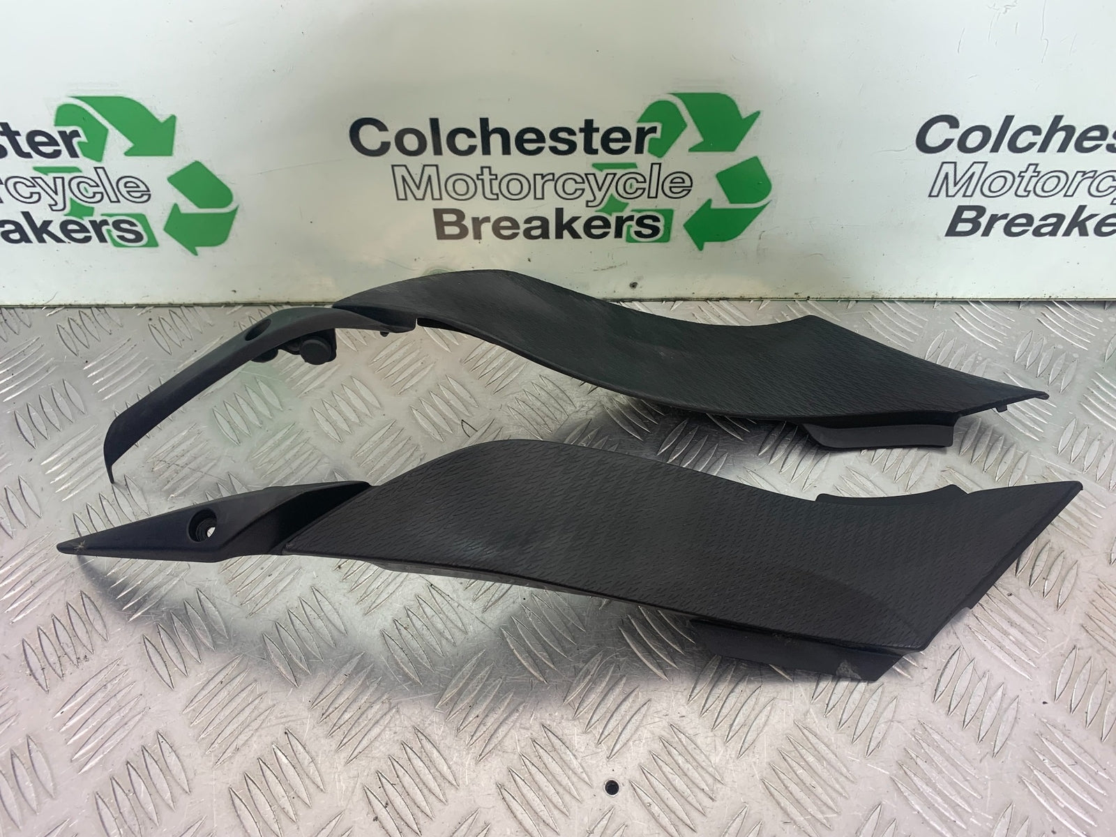 KAWASAKI ZX6R LEFT AND RIGHT LOWER TANK PANELS  YEAR 2009-2012 (CMB1136)