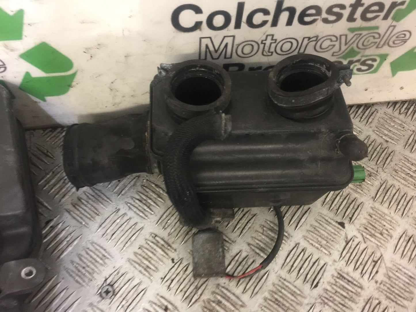 SUZUKI 650 BURGMAN AIRBOX   YEAR 2006-2012 (STOCK 471)
