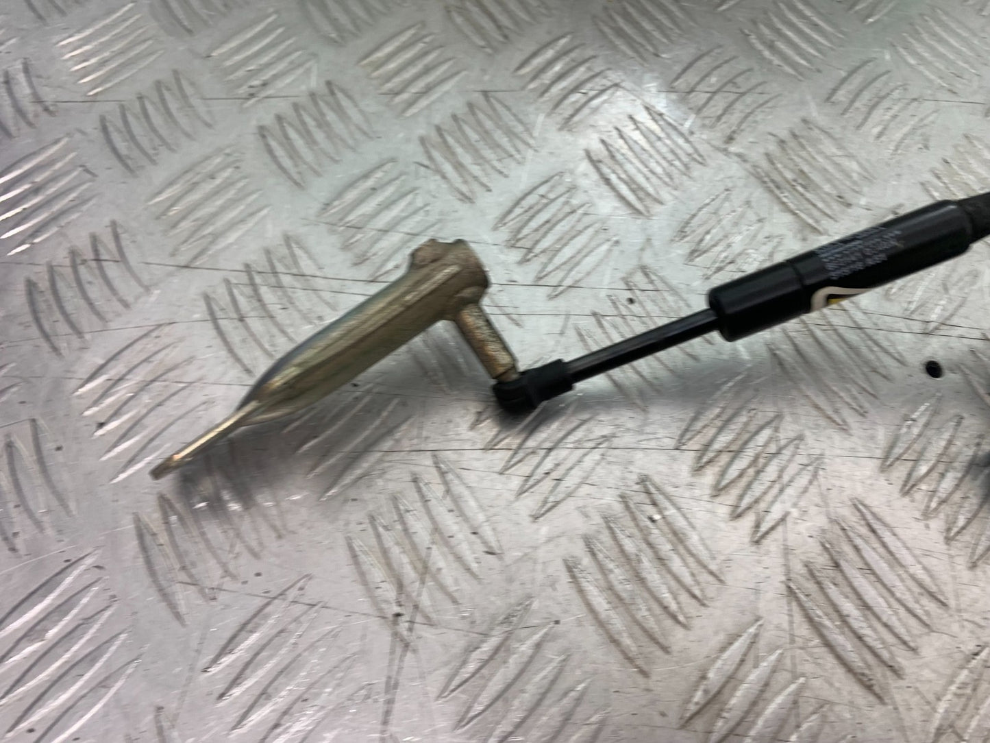 YAMAHA XMAX 300 SEAT DAMPER AND BRACKETS  YEAR 2017-2020 (CMB1218)