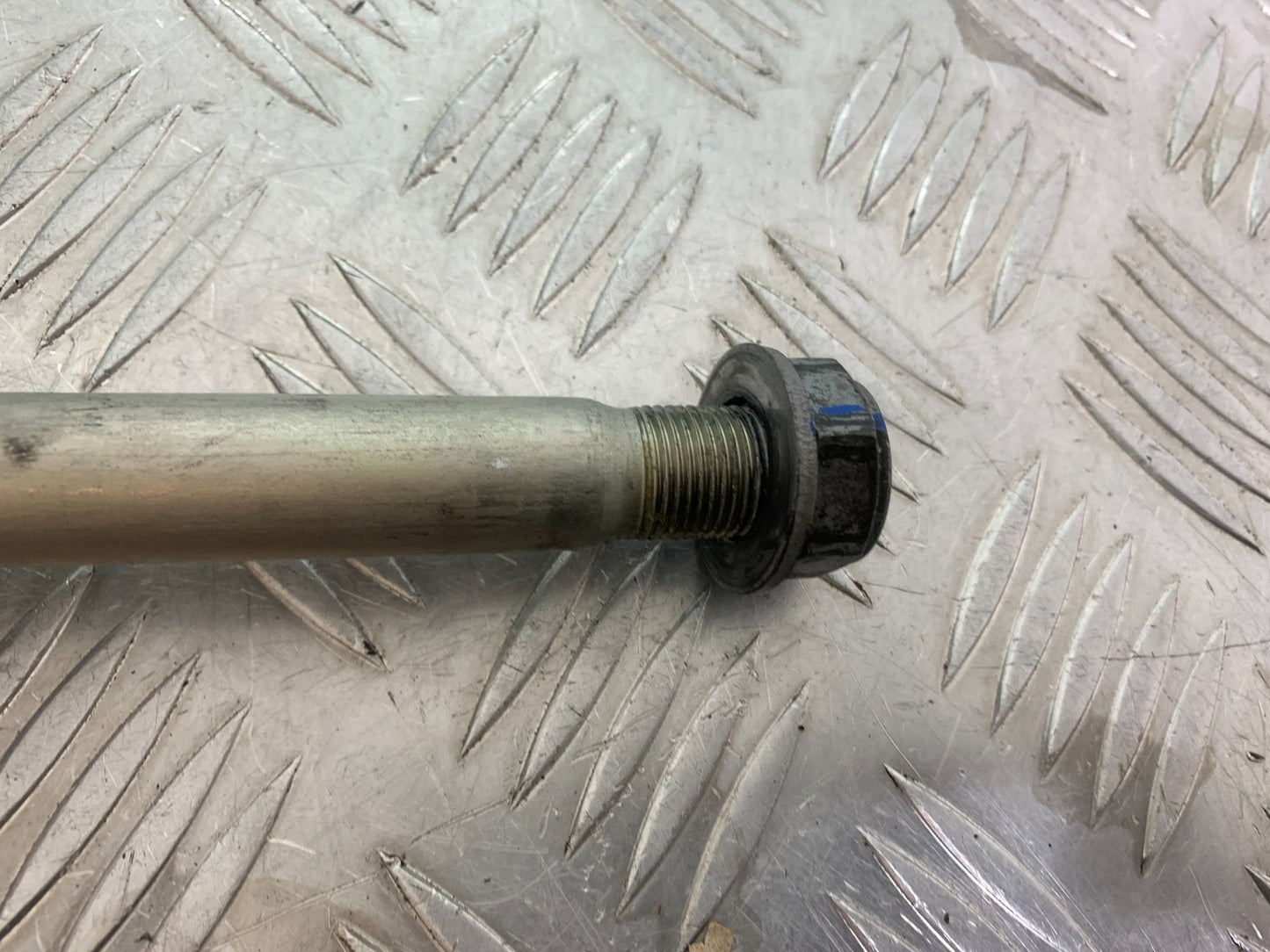 TRIUMPH TRIDENT 660 REAR WHEEL SPINDLE AND ADJUSTERS  YEAR 2021-2024 (CMB1148)
