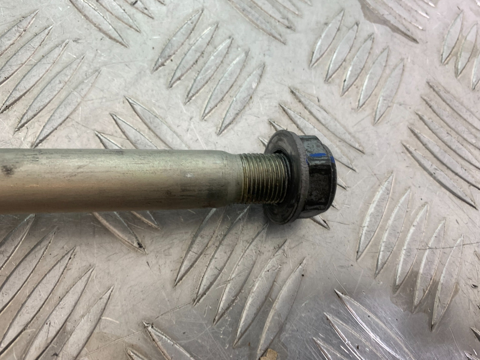 TRIUMPH TRIDENT 660 REAR WHEEL SPINDLE AND ADJUSTERS  YEAR 2021-2024 (CMB1148)