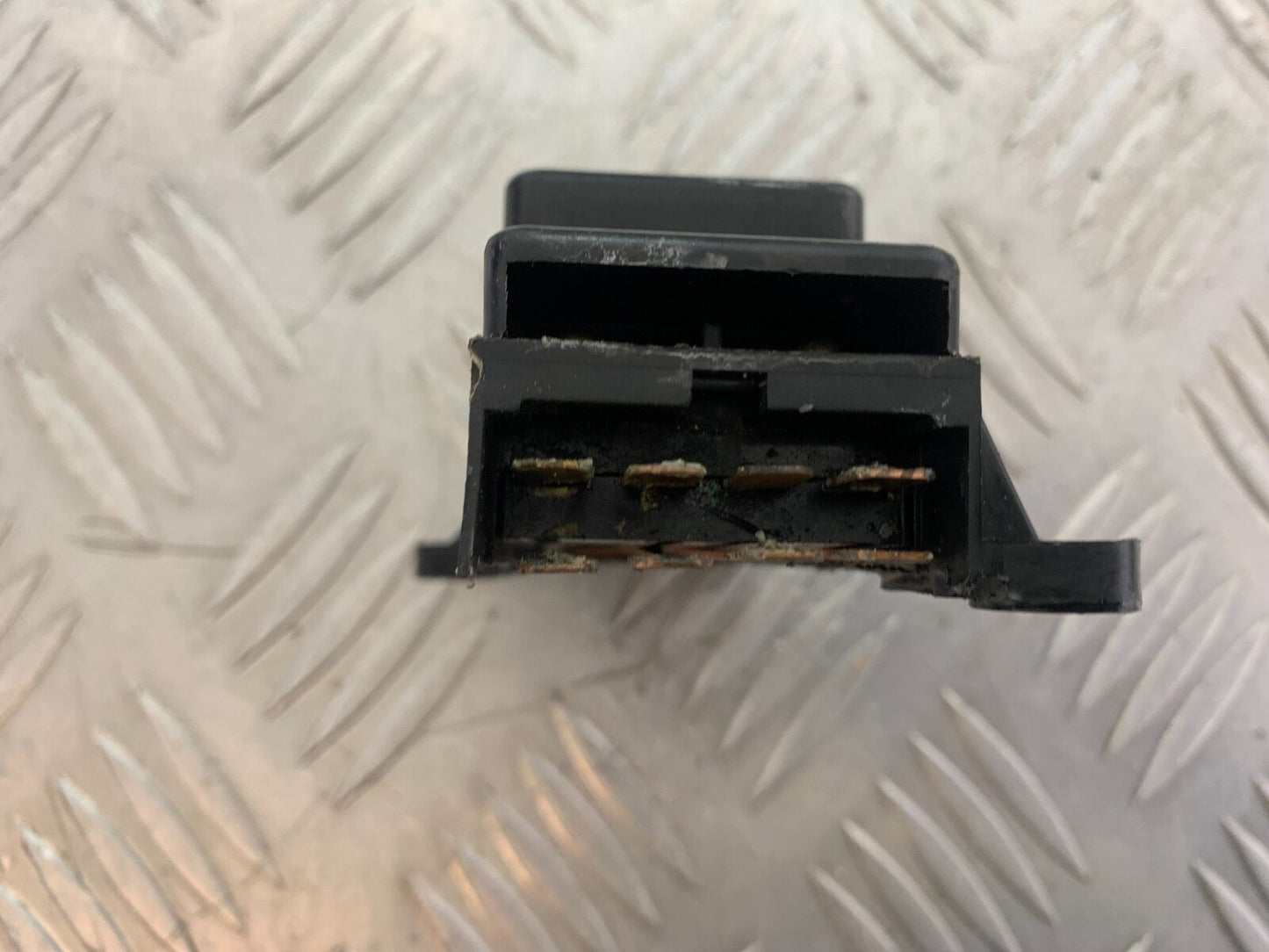 SUZUKI VS1400 VS 1400 INTRUDER FUSE BOX   YEAR 1988 (CMB1077)