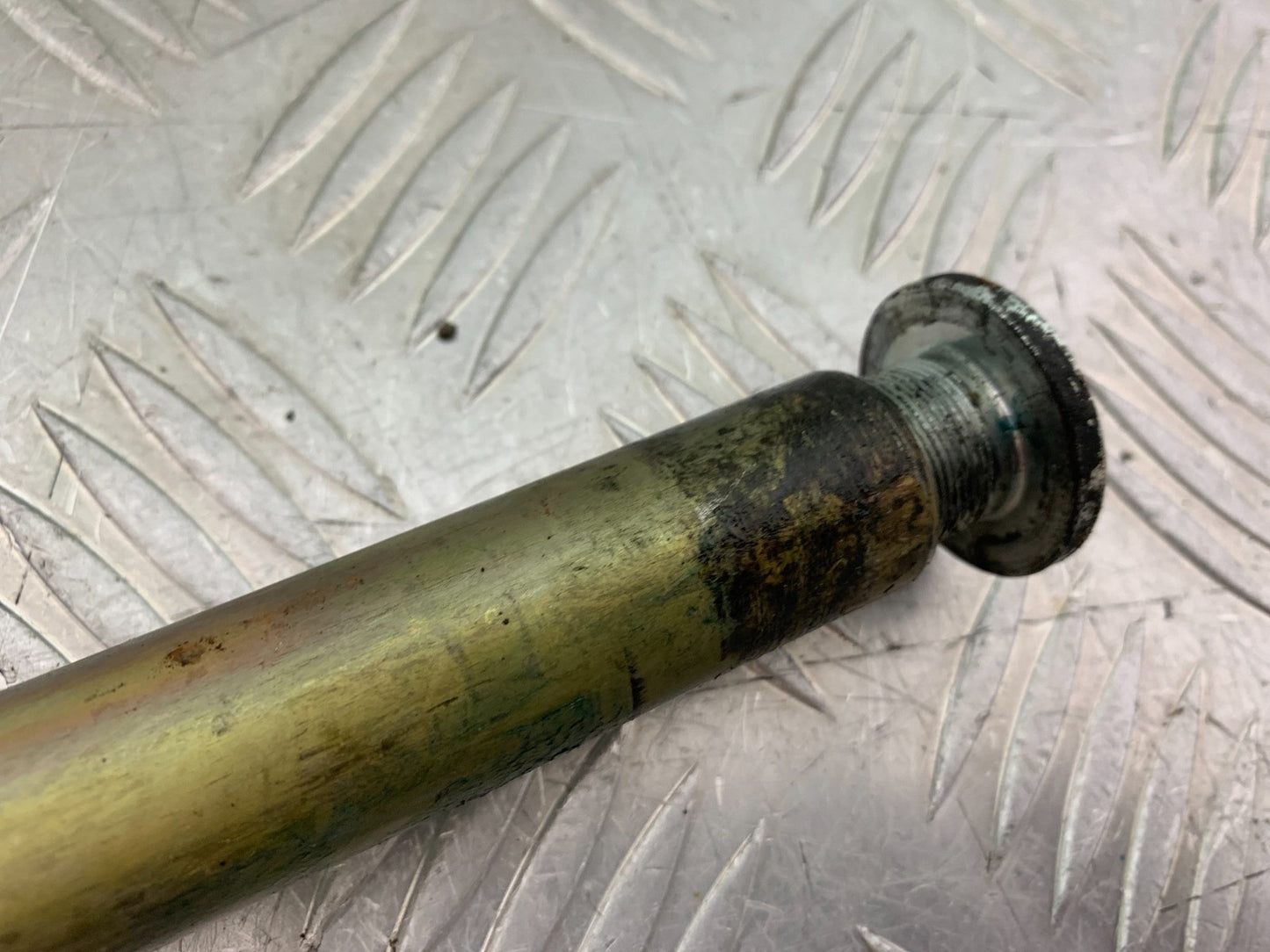 TRIUMPH 955i SPRINT ST SWINGARM SPINDLE  YEAR 1999-04 (CMB1230)