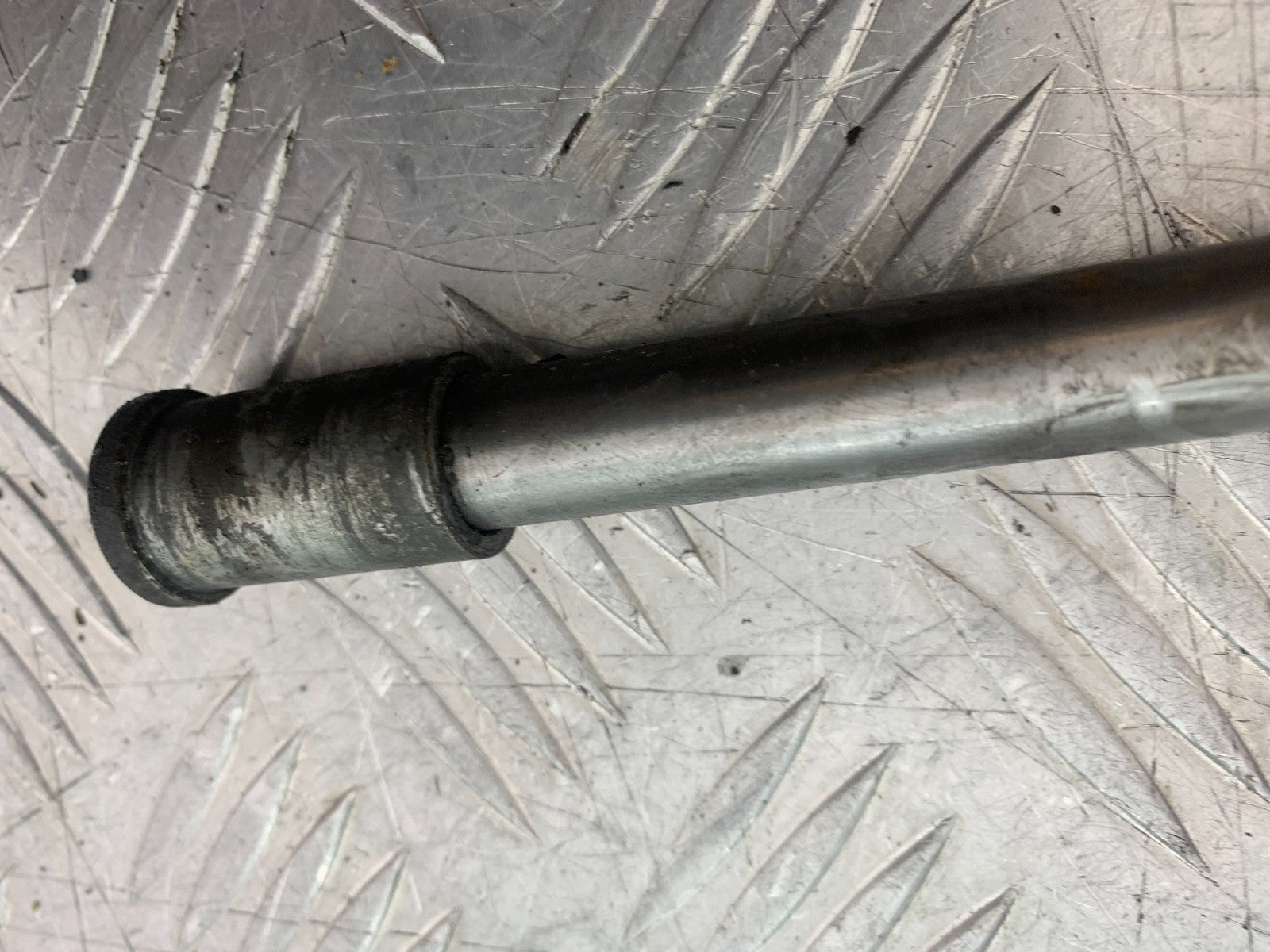 KAWASAKI GPZ600 GPZ 600 FRONT WHEEL SPINDLE    YEAR 1988-90 (CMB1258)