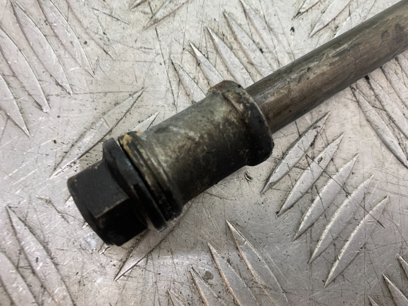 HONDA VT700 VT 700 SHADOW REAR WHEEL SPINDLE YEAR 1984-85 (CMB1328)