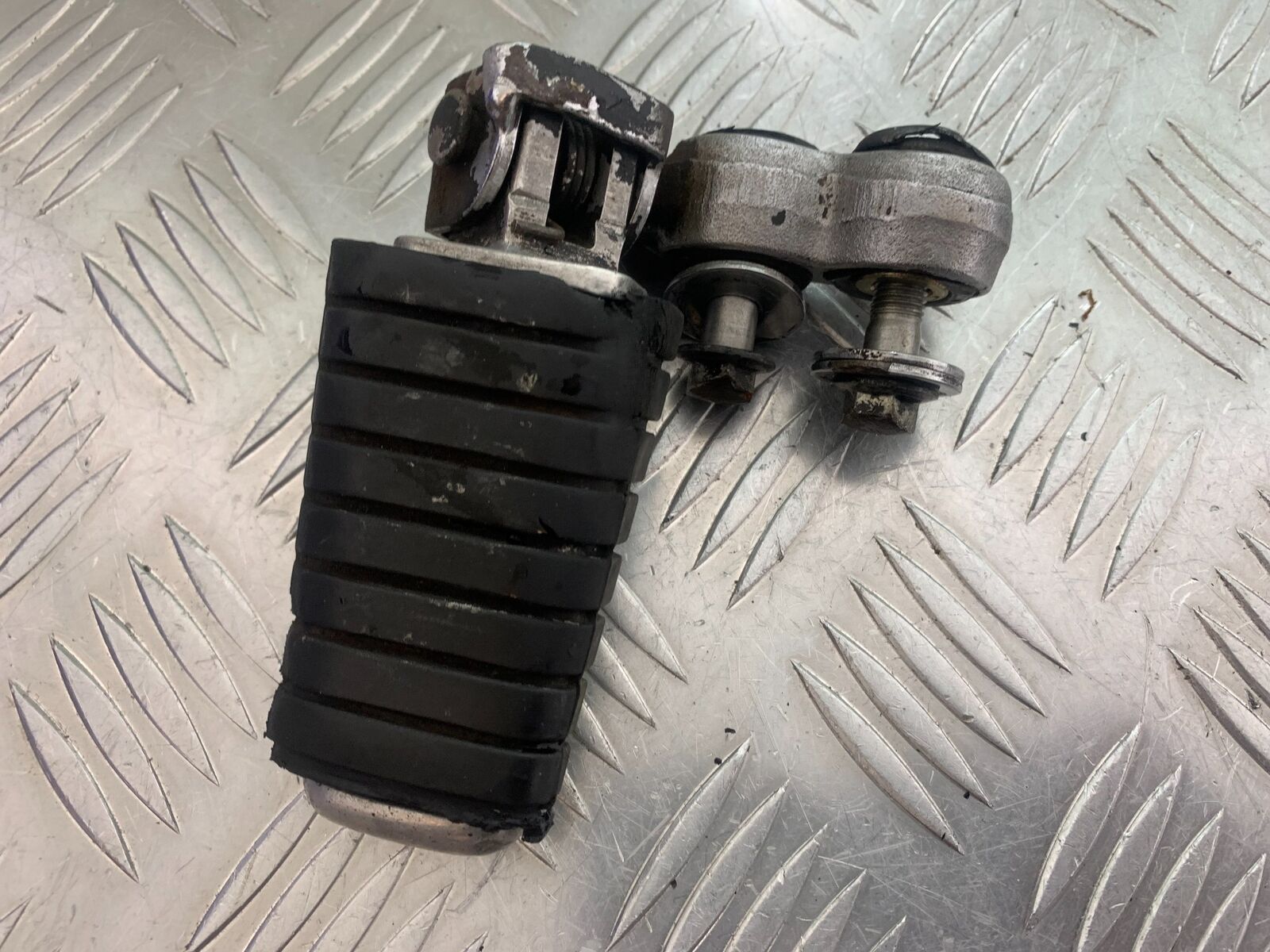 YAMAHA XV535 XV 535 VIRAGO FRONT LEFT FOOTPEG YEAR 1994-02 (CMB1044)
