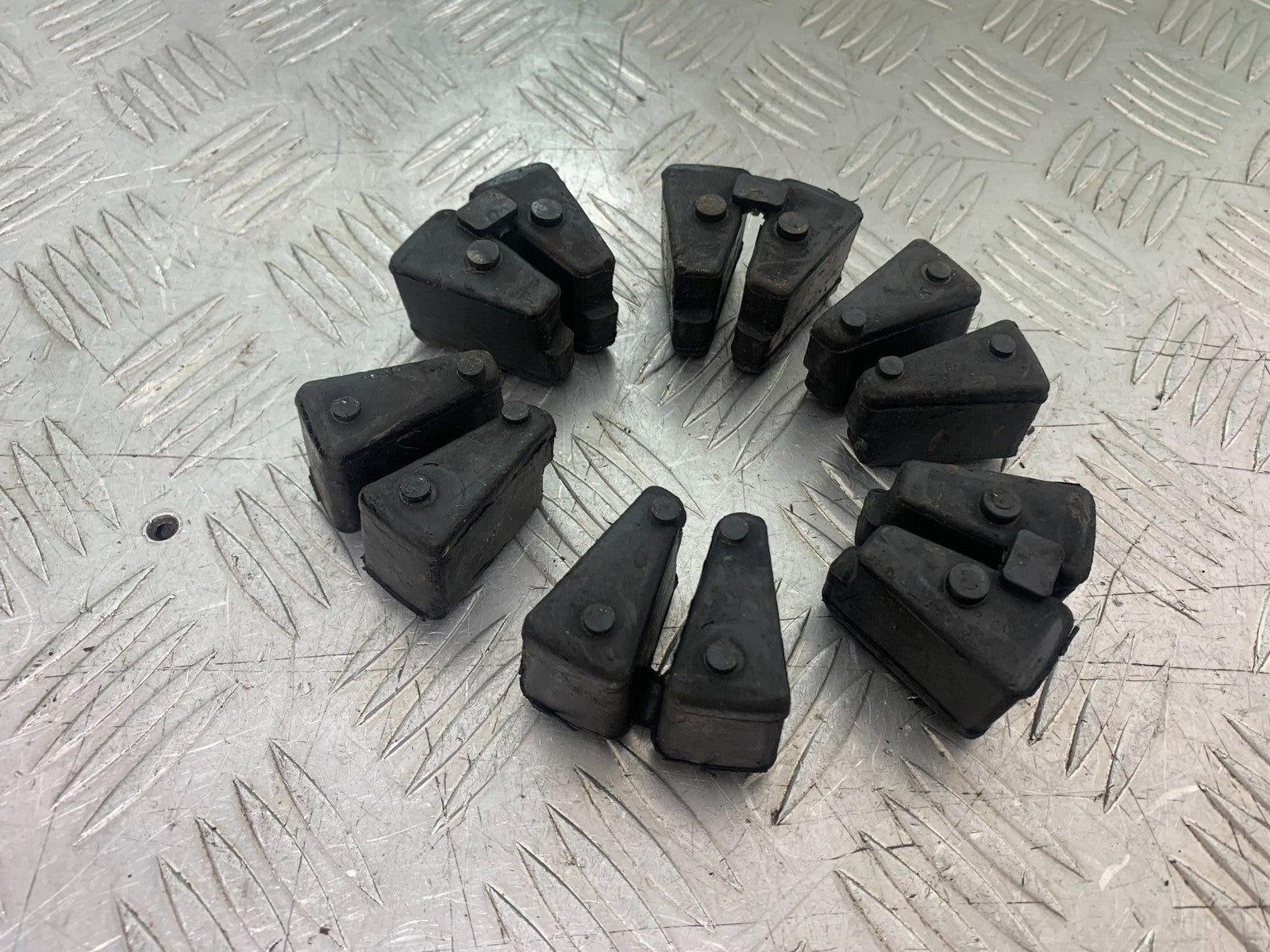 YAMAHA YZF1000 THUNDERACE CUSH DRIVE RUBBERS   YEAR 1997-2000 (CMB1204)