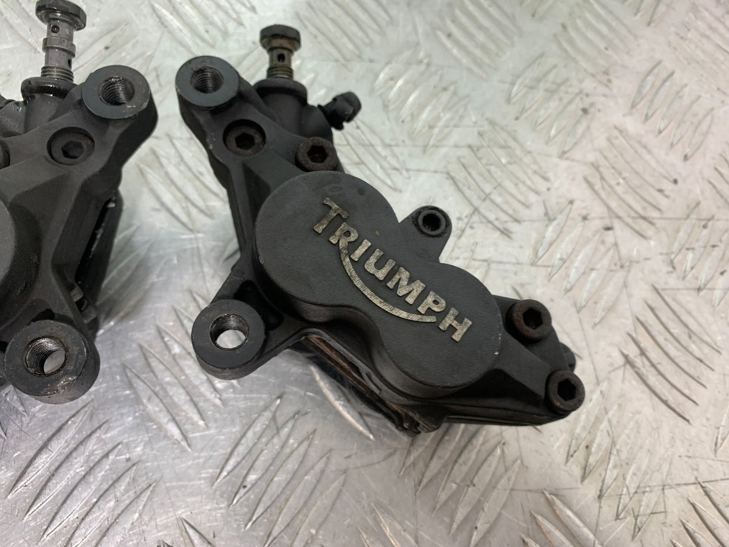 TRIUMPH 955i DAYTONA FRONT BRAKE CALIPERS YEAR 2002-2006 (CMB1229)