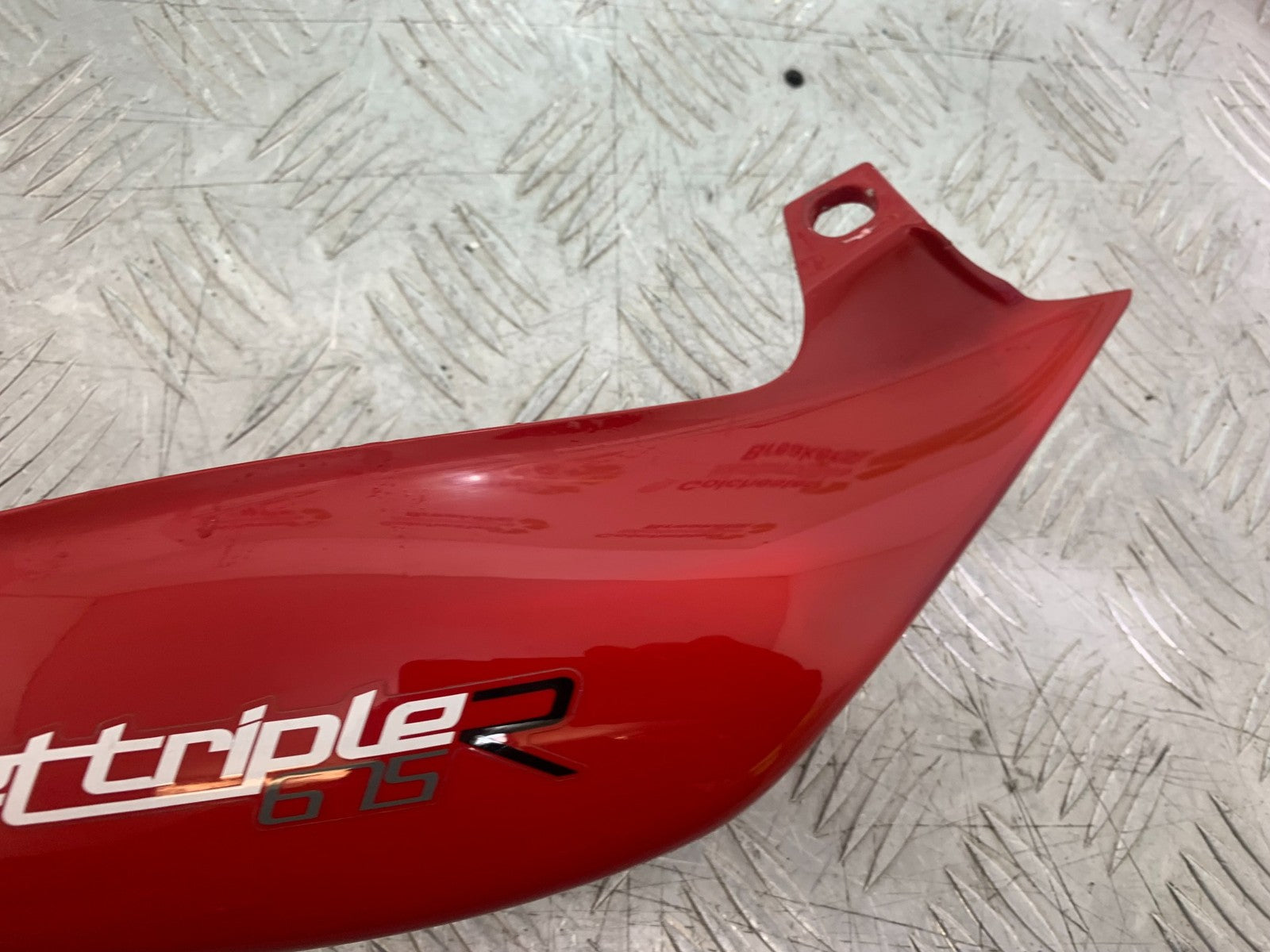 TRIUMPH 675 STREET TRIPLE R RIGHT SEAT PANEL YEAR 2013 - 2016 (CMB1221)