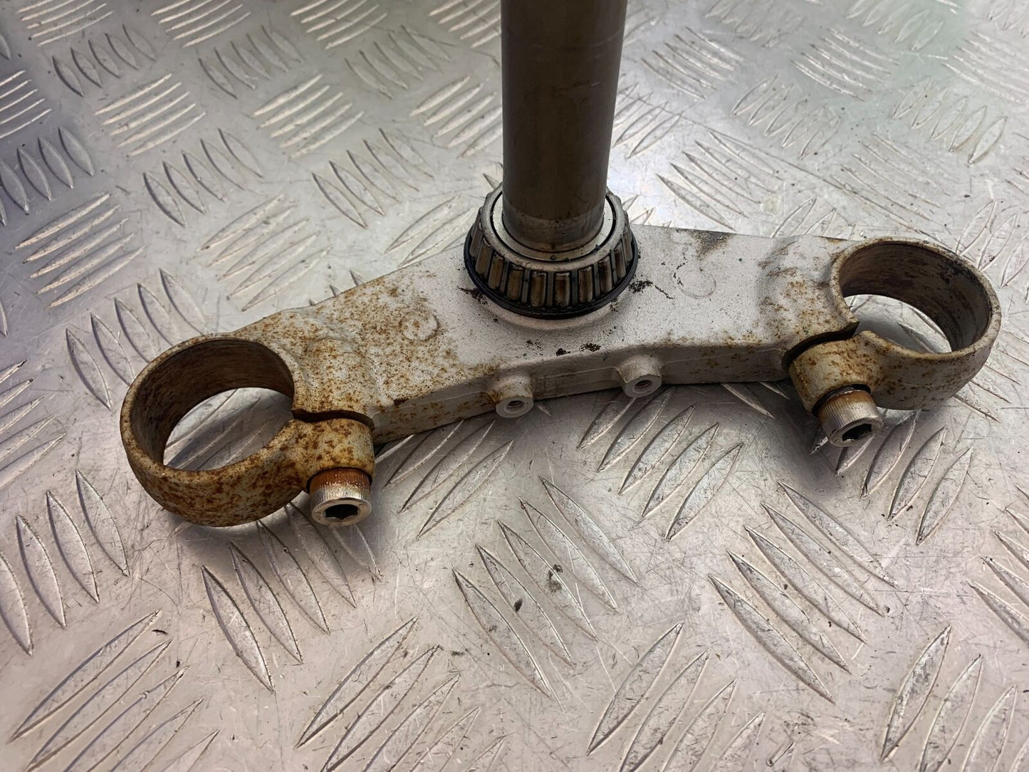 TRIUMPH 955i SPRINT ST BOTTOM YOKE YEAR 1999-2004 (CMB1124)