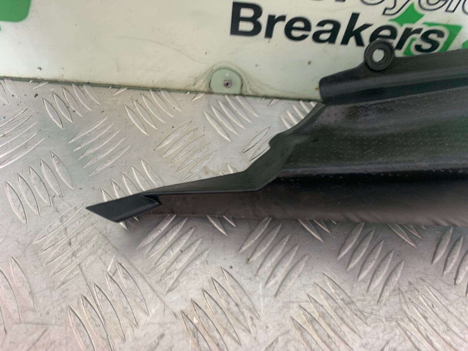 YAMAHA XT125 X XT 125 X RIGHT SEAT PANEL  2005-2011 (CMB1097)