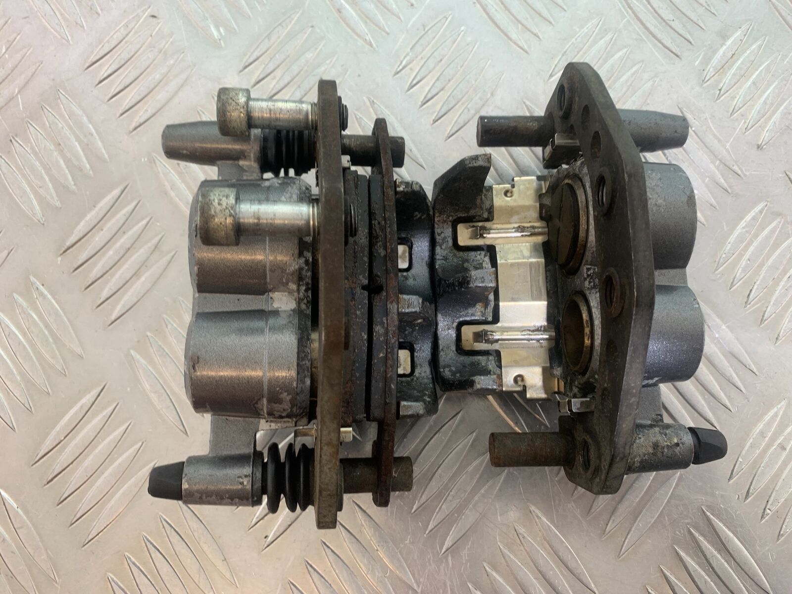 KAWASAKI ZR 750 ZEPHYR FRONT BRAKE CALIPERS YEAR 1991-95 (CMB1008)