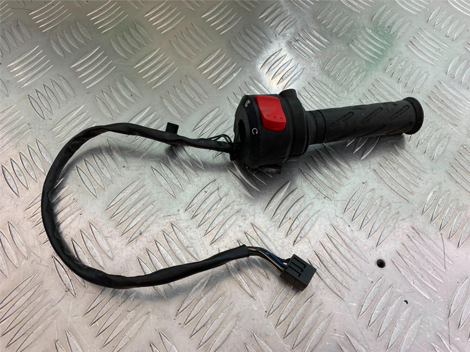 SUZUKI GSF650 GSF 650 RIGHT SWITCH GEAR  YEAR 2005-06  (CMB1028)